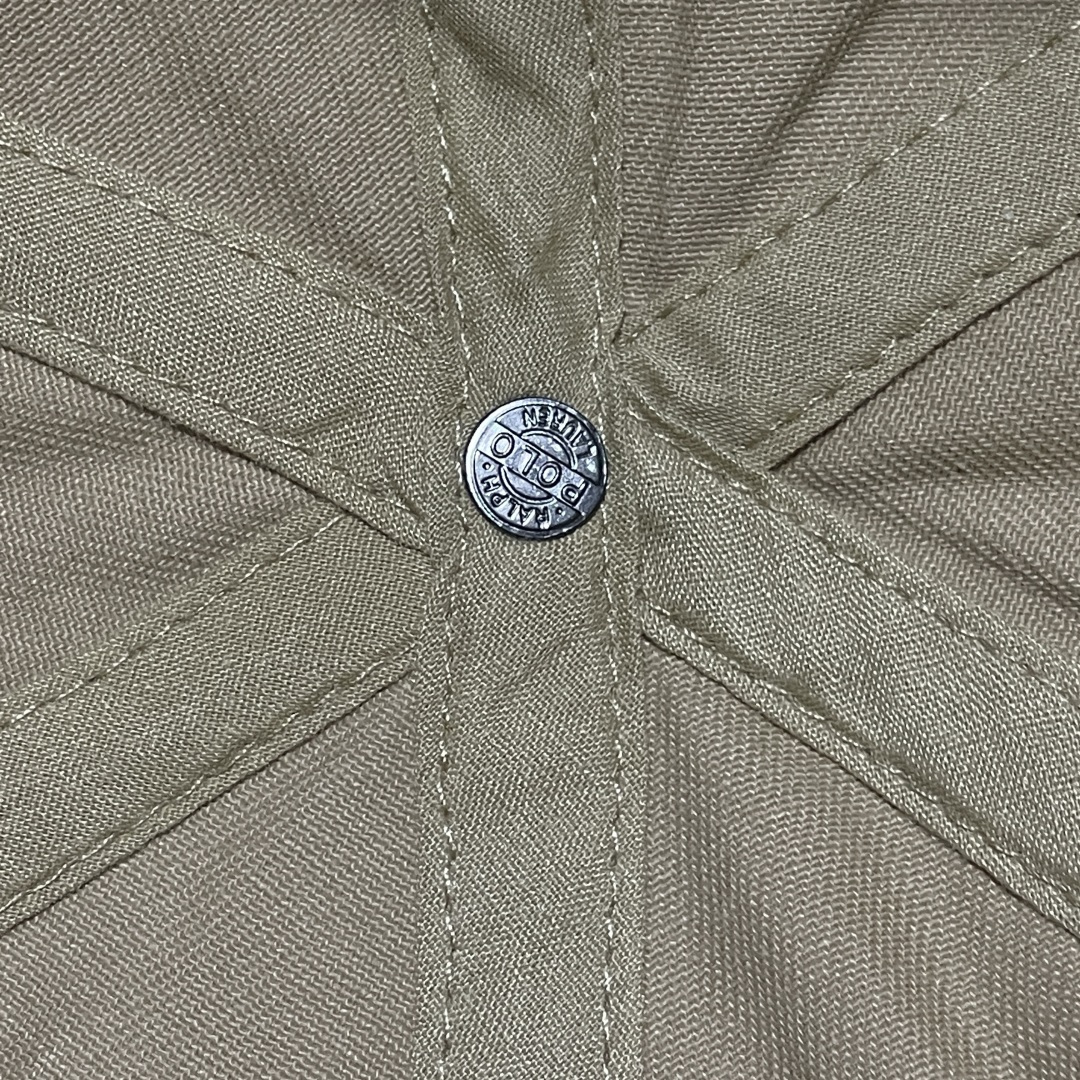 图片[5]-S# Ralph Lauren 拉夫劳伦 小马标 鸭舌帽 藏青/卡其 真正原版购回开发打版 高端零售专供 品质保证 100%放心出街 均码（52CM-62CM) 增礼佳品 ！附赠全套包装及定制手提袋 材质与工艺细节 主要材质 帽身： 采用高品质棉质帆（Cotton Twill）帆布材质紧密、硬挺有型，质感高级且耐磨 帽檐： 内部有内衬，采用轻质的聚合物板，使其能够轻松弯曲定形且不易折断，恢复性好 扣具： 金属按扣和棉质调节带，金属扣质感厚重，表面打磨光滑，刻有品牌Logo“Polo” 内里： 与头部接触的部分通常采用舒适吸汗的棉质或缎面材质，车线工整，不会有粗糙的线头 核心工艺细节： 刺绣工艺：清晰立体，标志性的Polo Player（马球手）Logo 或RL字母Logo 是核心，正品刺绣非常精致，针脚密集、均匀、饱满，图案边缘清晰锐利，无多余线头 色彩精准： 马球手的马鞍、马缰、球杆、衣服等不同部分的颜色区分清晰，即使是很小的细节也不会糊成一团 结构剪裁：帽身由6片面料拼接而成，拼接处的车线非常工整均匀，走线平直，弧度自然 定形工艺： 帽檐的弧度经过精心设计，既经典又现代。帽冠的弧线饱满，佩戴起来头型好看 重要鉴定点（真伪辨别） 假货（Fake）通常在以下细节上露出马脚 Logo刺绣 – 最重要的鉴定点 大货💯： 马球手Logo栩栩如生 马球杆： 球杆清晰可见，与手臂有区分 马腿： 至少能看到2-3条马腿的轮廓，线条分明 马鞍和马缰： 细节清晰，不会绣成一坨 整体比例： 马球手的身材比例协调，动作自然 市场版本❌： 刺绣粗糙、稀疏、扁平，马球杆可能看不清，马腿糊在一起，整体看起来呆板、畸形，充满廉价感 ！ 内部标签（Oxford Label） 真品材质： 通常是柔软的牛津布，质感好 印刷： 字体清晰、干净、粗细均匀“Ralph Lauren”字样精致-选品中心