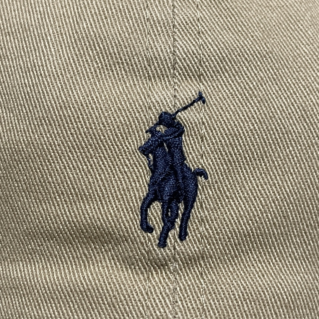 图片[4]-S# Ralph Lauren 拉夫劳伦 小马标 鸭舌帽 藏青/卡其 真正原版购回开发打版 高端零售专供 品质保证 100%放心出街 均码（52CM-62CM) 增礼佳品 ！附赠全套包装及定制手提袋 材质与工艺细节 主要材质 帽身： 采用高品质棉质帆（Cotton Twill）帆布材质紧密、硬挺有型，质感高级且耐磨 帽檐： 内部有内衬，采用轻质的聚合物板，使其能够轻松弯曲定形且不易折断，恢复性好 扣具： 金属按扣和棉质调节带，金属扣质感厚重，表面打磨光滑，刻有品牌Logo“Polo” 内里： 与头部接触的部分通常采用舒适吸汗的棉质或缎面材质，车线工整，不会有粗糙的线头 核心工艺细节： 刺绣工艺：清晰立体，标志性的Polo Player（马球手）Logo 或RL字母Logo 是核心，正品刺绣非常精致，针脚密集、均匀、饱满，图案边缘清晰锐利，无多余线头 色彩精准： 马球手的马鞍、马缰、球杆、衣服等不同部分的颜色区分清晰，即使是很小的细节也不会糊成一团 结构剪裁：帽身由6片面料拼接而成，拼接处的车线非常工整均匀，走线平直，弧度自然 定形工艺： 帽檐的弧度经过精心设计，既经典又现代。帽冠的弧线饱满，佩戴起来头型好看 重要鉴定点（真伪辨别） 假货（Fake）通常在以下细节上露出马脚 Logo刺绣 – 最重要的鉴定点 大货💯： 马球手Logo栩栩如生 马球杆： 球杆清晰可见，与手臂有区分 马腿： 至少能看到2-3条马腿的轮廓，线条分明 马鞍和马缰： 细节清晰，不会绣成一坨 整体比例： 马球手的身材比例协调，动作自然 市场版本❌： 刺绣粗糙、稀疏、扁平，马球杆可能看不清，马腿糊在一起，整体看起来呆板、畸形，充满廉价感 ！ 内部标签（Oxford Label） 真品材质： 通常是柔软的牛津布，质感好 印刷： 字体清晰、干净、粗细均匀“Ralph Lauren”字样精致-选品中心