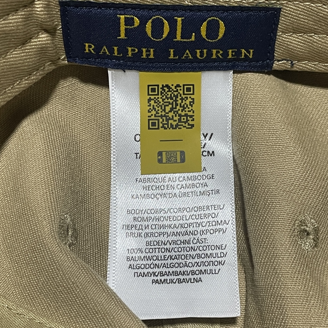 图片[6]-S# Ralph Lauren 拉夫劳伦 小马标 鸭舌帽 藏青/卡其 真正原版购回开发打版 高端零售专供 品质保证 100%放心出街 均码（52CM-62CM) 增礼佳品 ！附赠全套包装及定制手提袋 材质与工艺细节 主要材质 帽身： 采用高品质棉质帆（Cotton Twill）帆布材质紧密、硬挺有型，质感高级且耐磨 帽檐： 内部有内衬，采用轻质的聚合物板，使其能够轻松弯曲定形且不易折断，恢复性好 扣具： 金属按扣和棉质调节带，金属扣质感厚重，表面打磨光滑，刻有品牌Logo“Polo” 内里： 与头部接触的部分通常采用舒适吸汗的棉质或缎面材质，车线工整，不会有粗糙的线头 核心工艺细节： 刺绣工艺：清晰立体，标志性的Polo Player（马球手）Logo 或RL字母Logo 是核心，正品刺绣非常精致，针脚密集、均匀、饱满，图案边缘清晰锐利，无多余线头 色彩精准： 马球手的马鞍、马缰、球杆、衣服等不同部分的颜色区分清晰，即使是很小的细节也不会糊成一团 结构剪裁：帽身由6片面料拼接而成，拼接处的车线非常工整均匀，走线平直，弧度自然 定形工艺： 帽檐的弧度经过精心设计，既经典又现代。帽冠的弧线饱满，佩戴起来头型好看 重要鉴定点（真伪辨别） 假货（Fake）通常在以下细节上露出马脚 Logo刺绣 – 最重要的鉴定点 大货💯： 马球手Logo栩栩如生 马球杆： 球杆清晰可见，与手臂有区分 马腿： 至少能看到2-3条马腿的轮廓，线条分明 马鞍和马缰： 细节清晰，不会绣成一坨 整体比例： 马球手的身材比例协调，动作自然 市场版本❌： 刺绣粗糙、稀疏、扁平，马球杆可能看不清，马腿糊在一起，整体看起来呆板、畸形，充满廉价感 ！ 内部标签（Oxford Label） 真品材质： 通常是柔软的牛津布，质感好 印刷： 字体清晰、干净、粗细均匀“Ralph Lauren”字样精致-选品中心