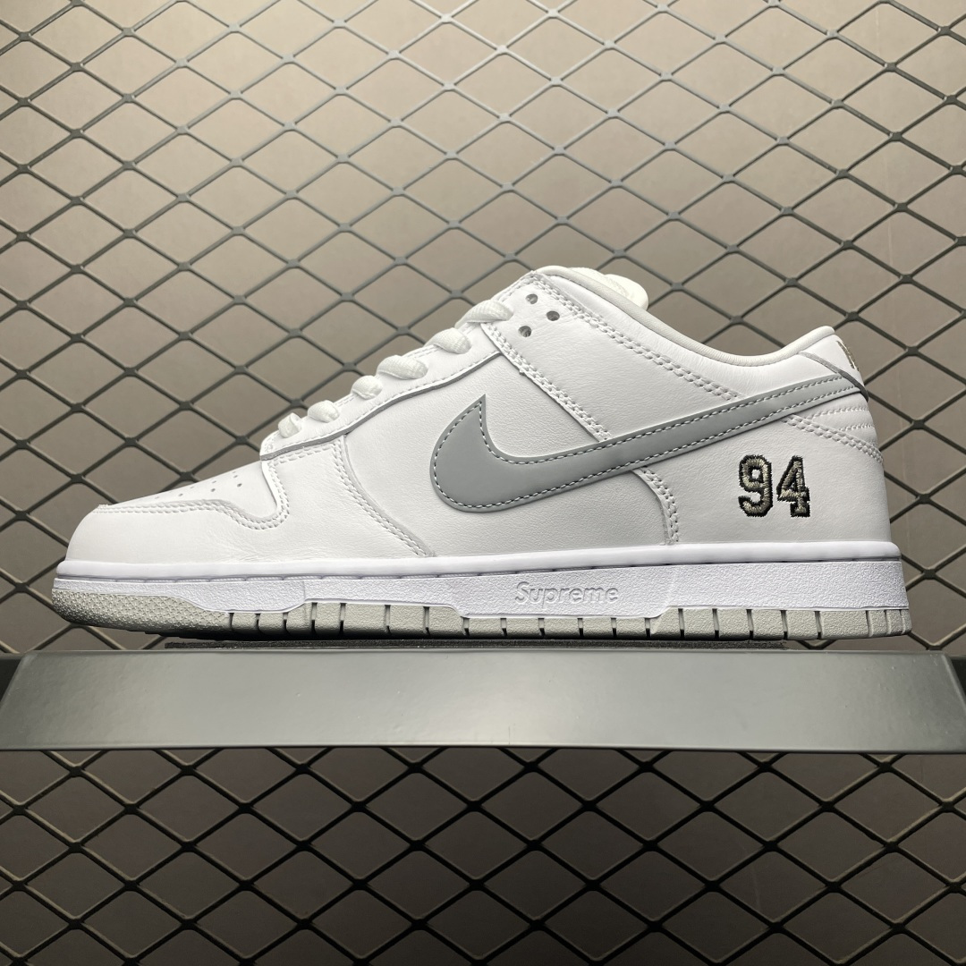 价格更正纯原 Supreme x NK SB Dunk Low 联名款 低帮休闲滑板鞋 HQ8487-100 国内一线头部大厂出品 全新楦头 知名厂牌同源 品质毋庸置疑 实拍所见即所得 尺码：40 40.5 41 42 42.5 43 44 44.5 45 46 47.5-选品中心