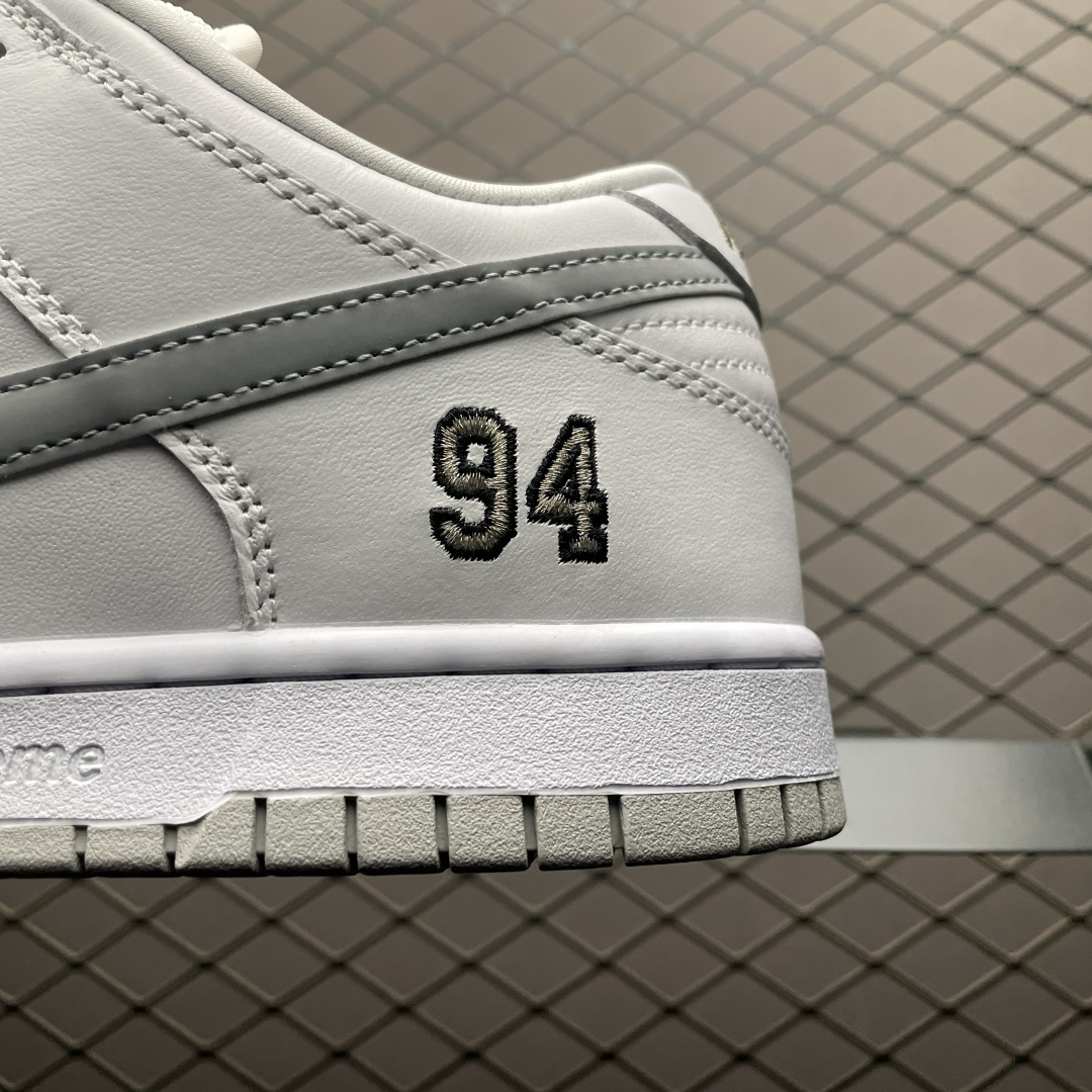 图片[4]-价格更正纯原 Supreme x NK SB Dunk Low 联名款 低帮休闲滑板鞋 HQ8487-100 国内一线头部大厂出品 全新楦头 知名厂牌同源 品质毋庸置疑 实拍所见即所得 尺码：40 40.5 41 42 42.5 43 44 44.5 45 46 47.5-选品中心