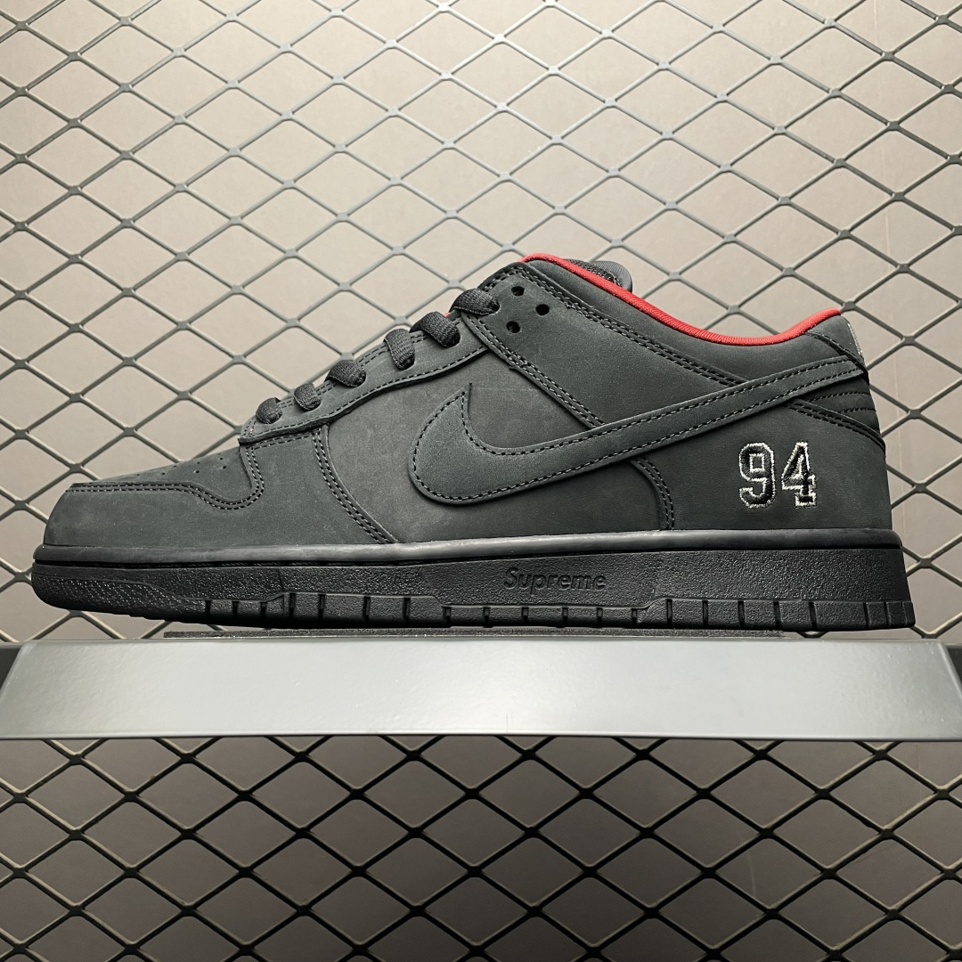 价格更正纯原 Supreme x NK SB Dunk Low 联名款 低帮休闲滑板鞋 HQ8487-001 国内一线头部大厂出品 全新楦头 知名厂牌同源 品质毋庸置疑 实拍所见即所得 尺码：40 40.5 41 42 42.5 43 44 44.5 45 46 47.5-选品中心