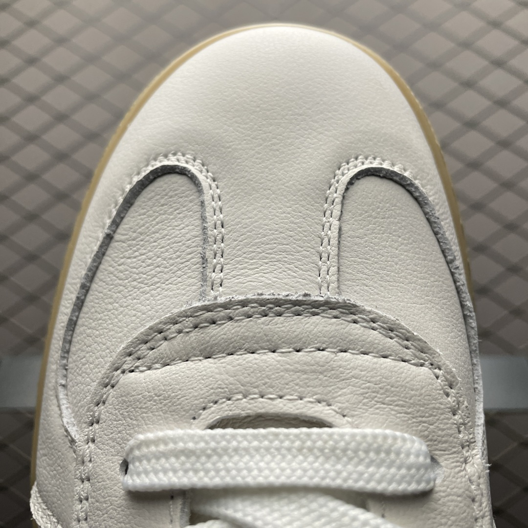 图片[7]-ECCO 爱步 新款时尚德训鞋休闲板鞋 632521 保留板鞋的经典轮廓，同时融入球鞋的流线型线条 打造运动与街头复古的碰撞感 多元色系融和简约风格，松弛诠释街头意趣 轻松打造百变街头造型 经典鞋头设计 将时尚美学与街头文化完美融合 演绎美式复古潮流 邂逅复古时尚 搭载FLUIFORM™直接注塑科技 一体成型贴合脚部，舒适升级 鞋底采用耐磨抓地的橡胶大底 轻松应对日常行走的磨损考验 缤纷色系 玩转街头 尺码：38 39 40 41 42 43 44 皮鞋码-选品中心