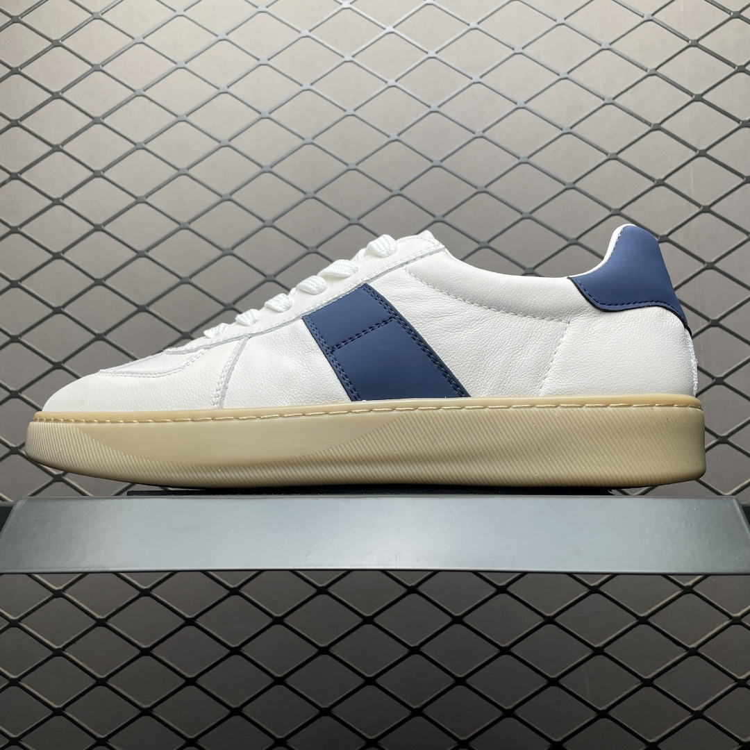 ECCO 爱步 新款时尚德训鞋休闲板鞋 632521 保留板鞋的经典轮廓，同时融入球鞋的流线型线条 打造运动与街头复古的碰撞感 多元色系融和简约风格，松弛诠释街头意趣 轻松打造百变街头造型 经典鞋头设计 将时尚美学与街头文化完美融合 演绎美式复古潮流 邂逅复古时尚 搭载FLUIFORM™直接注塑科技 一体成型贴合脚部，舒适升级 鞋底采用耐磨抓地的橡胶大底 轻松应对日常行走的磨损考验 缤纷色系 玩转街头 尺码：38 39 40 41 42 43 44 皮鞋码-选品中心