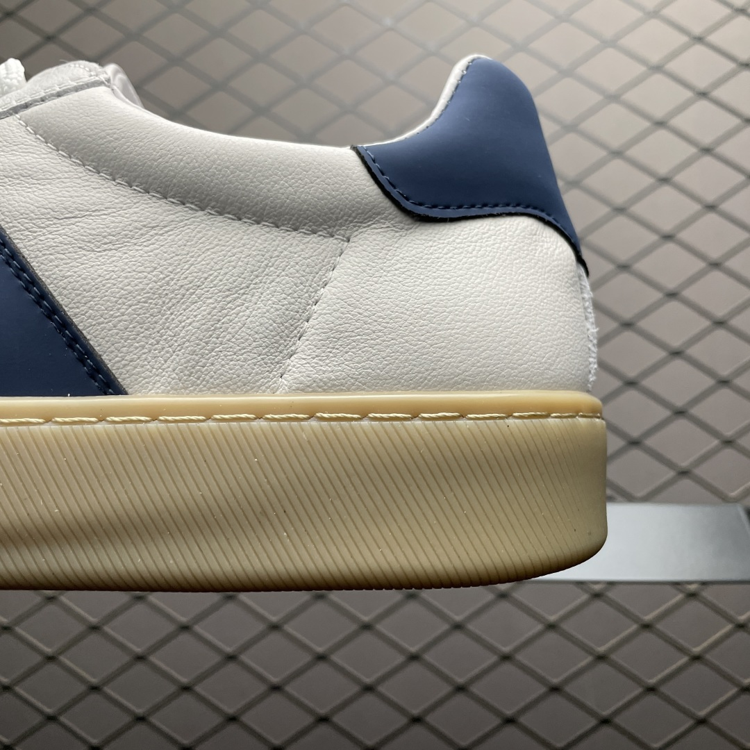 图片[4]-ECCO 爱步 新款时尚德训鞋休闲板鞋 632521 保留板鞋的经典轮廓，同时融入球鞋的流线型线条 打造运动与街头复古的碰撞感 多元色系融和简约风格，松弛诠释街头意趣 轻松打造百变街头造型 经典鞋头设计 将时尚美学与街头文化完美融合 演绎美式复古潮流 邂逅复古时尚 搭载FLUIFORM™直接注塑科技 一体成型贴合脚部，舒适升级 鞋底采用耐磨抓地的橡胶大底 轻松应对日常行走的磨损考验 缤纷色系 玩转街头 尺码：38 39 40 41 42 43 44 皮鞋码-选品中心