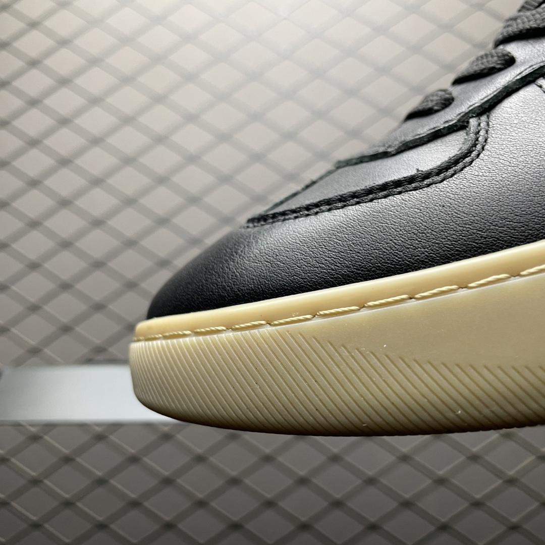 图片[6]-ECCO 爱步 新款时尚德训鞋休闲板鞋 632521 保留板鞋的经典轮廓，同时融入球鞋的流线型线条 打造运动与街头复古的碰撞感 多元色系融和简约风格，松弛诠释街头意趣 轻松打造百变街头造型 经典鞋头设计 将时尚美学与街头文化完美融合 演绎美式复古潮流 邂逅复古时尚 搭载FLUIFORM™直接注塑科技 一体成型贴合脚部，舒适升级 鞋底采用耐磨抓地的橡胶大底 轻松应对日常行走的磨损考验 缤纷色系 玩转街头 尺码：38 39 40 41 42 43 44 皮鞋码-选品中心