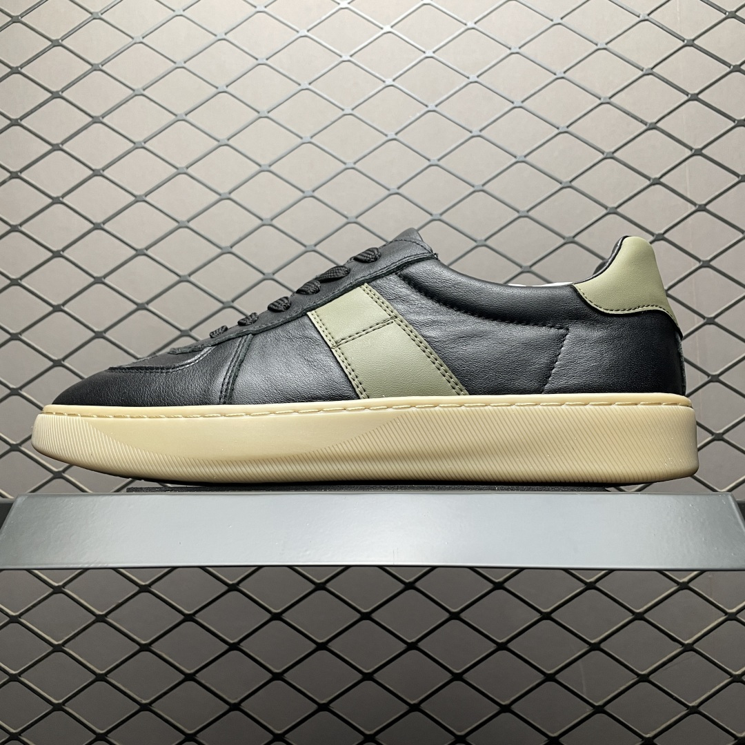 ECCO 爱步 新款时尚德训鞋休闲板鞋 632521 保留板鞋的经典轮廓，同时融入球鞋的流线型线条 打造运动与街头复古的碰撞感 多元色系融和简约风格，松弛诠释街头意趣 轻松打造百变街头造型 经典鞋头设计 将时尚美学与街头文化完美融合 演绎美式复古潮流 邂逅复古时尚 搭载FLUIFORM™直接注塑科技 一体成型贴合脚部，舒适升级 鞋底采用耐磨抓地的橡胶大底 轻松应对日常行走的磨损考验 缤纷色系 玩转街头 尺码：38 39 40 41 42 43 44 皮鞋码-选品中心