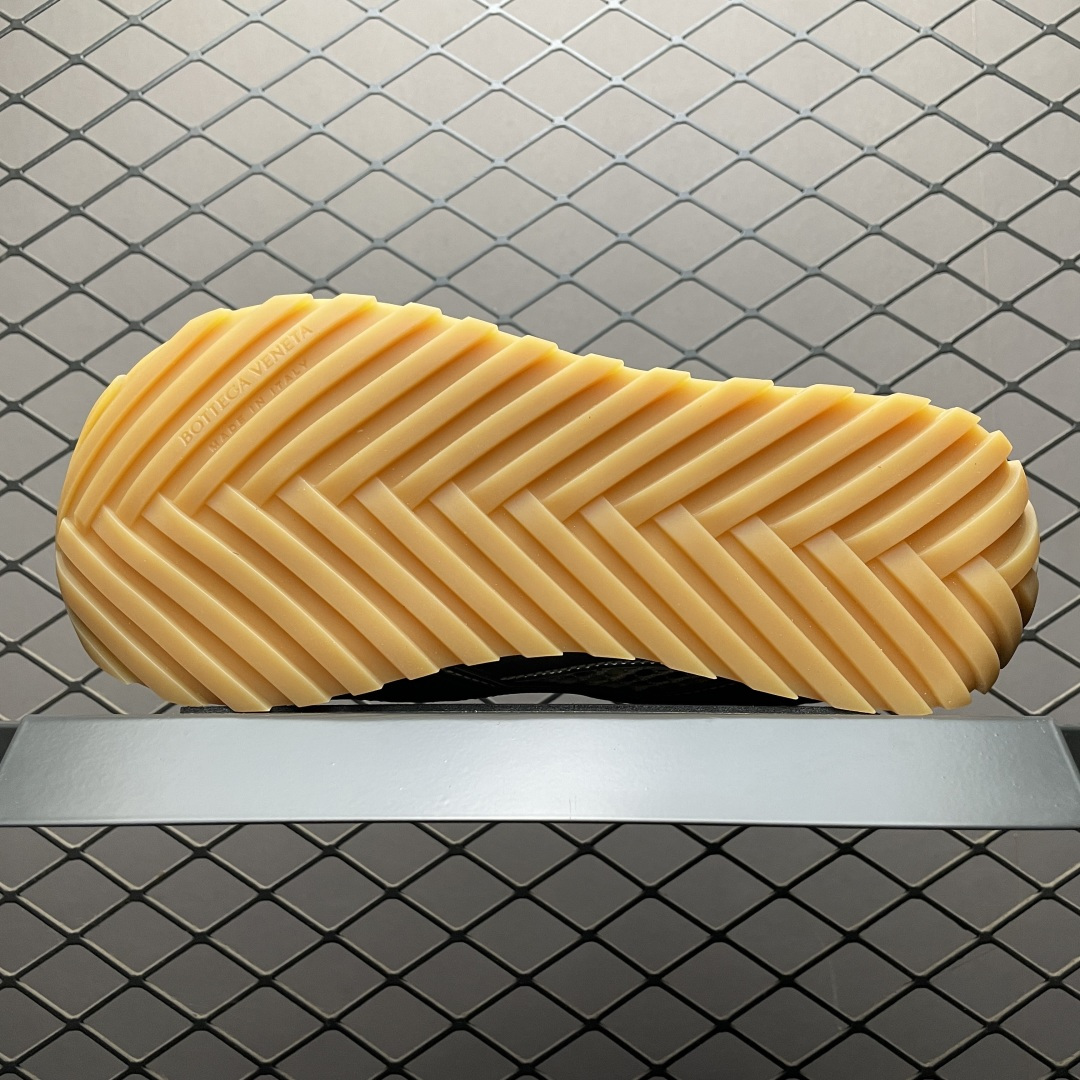 图片[5]-BOTTEGA VENETA BV 葆蝶家 王一博同款低帮休闲鞋 采用轻质科技网布面料 搭配几何图案设计橡胶外底 王炸系列 高版本 认准套包工艺 实际增高很多哦，还是一样显腿细非常nice 耐玩耐造 对标对版！套包鞋工艺 认准高版本 大底选用拼色TPU大底 ！配置原版包装 尺码：35 36 37 38 39 40 41 42 43 44 45-选品中心