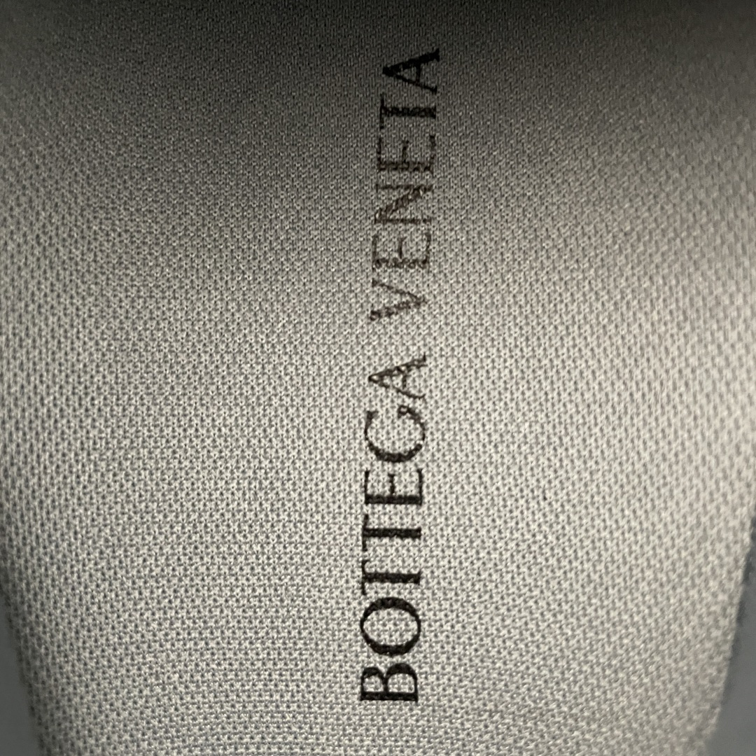 图片[8]-BOTTEGA VENETA BV 葆蝶家 王一博同款低帮休闲鞋 采用轻质科技网布面料 搭配几何图案设计橡胶外底 王炸系列 高版本 认准套包工艺 实际增高很多哦，还是一样显腿细非常nice 耐玩耐造 对标对版！套包鞋工艺 认准高版本 大底选用拼色TPU大底 ！配置原版包装 尺码：35 36 37 38 39 40 41 42 43 44 45-选品中心