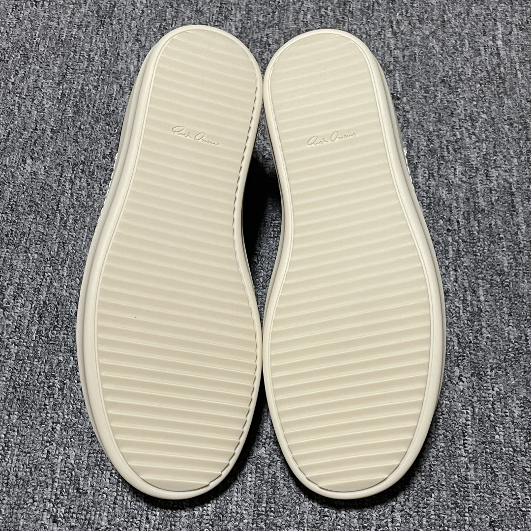 图片[3]-市售最高版 New Star # Rickowens 瑞克 欧文斯 西瓜头 低帮高街休闲板鞋 真正匠心打造 欢迎各领域高端玩家拷打对比！ 市售真正最高品质 1：1还原ZP原鞋！ 历经6个月 调楦开版，纳米级还原 【面皮】进口全粒面头层小牛皮，细纳帕纹路亮面风格 【内里】进口全粒面头层小牛皮，细纳帕纹路哑光风格，自然毛孔 吸汗透气 【中底】表面层包裹全粒面小牛皮 内层中底带钢板，提升鞋子的稳定性与支撑力，有效抵抗外力变形 【鞋垫】全粒面小牛皮-透气吸汗+三层夹心泡面材质-高弹透气脚感舒适 【鞋底】独家私模TPU奶香大底 进口TPU原料耐磨、耐操、不易氧化发黄 【鞋带】定制水染 按原版织法工艺 百分比百还原 【布袋】定制定染原厂布袋 原厂刺绣工艺 布料厚实 柔软 带绒感 颜色深灰微微发绿 正确版.布料成本远高于市场版 【包装】配件包装全部按照最新版原鞋标准.另附送黑色鞋带 独家配无纺布试鞋垫 尺码：38 39 40 41 42 43 44 45 46 正码正拍-选品中心