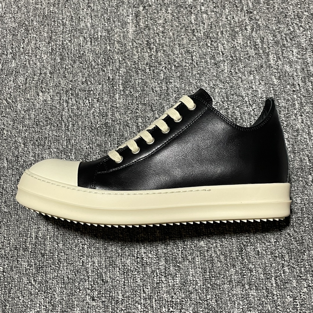 图片[2]-市售最高版 New Star # Rickowens 瑞克 欧文斯 西瓜头 低帮高街休闲板鞋 真正匠心打造 欢迎各领域高端玩家拷打对比！ 市售真正最高品质 1：1还原ZP原鞋！ 历经6个月 调楦开版，纳米级还原 【面皮】进口全粒面头层小牛皮，细纳帕纹路亮面风格 【内里】进口全粒面头层小牛皮，细纳帕纹路哑光风格，自然毛孔 吸汗透气 【中底】表面层包裹全粒面小牛皮 内层中底带钢板，提升鞋子的稳定性与支撑力，有效抵抗外力变形 【鞋垫】全粒面小牛皮-透气吸汗+三层夹心泡面材质-高弹透气脚感舒适 【鞋底】独家私模TPU奶香大底 进口TPU原料耐磨、耐操、不易氧化发黄 【鞋带】定制水染 按原版织法工艺 百分比百还原 【布袋】定制定染原厂布袋 原厂刺绣工艺 布料厚实 柔软 带绒感 颜色深灰微微发绿 正确版.布料成本远高于市场版 【包装】配件包装全部按照最新版原鞋标准.另附送黑色鞋带 独家配无纺布试鞋垫 尺码：38 39 40 41 42 43 44 45 46 正码正拍-选品中心