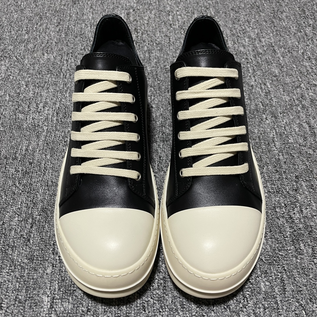 市售最高版 New Star # Rickowens 瑞克 欧文斯 西瓜头 低帮高街休闲板鞋 真正匠心打造 欢迎各领域高端玩家拷打对比！ 市售真正最高品质 1：1还原ZP原鞋！ 历经6个月 调楦开版，纳米级还原 【面皮】进口全粒面头层小牛皮，细纳帕纹路亮面风格 【内里】进口全粒面头层小牛皮，细纳帕纹路哑光风格，自然毛孔 吸汗透气 【中底】表面层包裹全粒面小牛皮 内层中底带钢板，提升鞋子的稳定性与支撑力，有效抵抗外力变形 【鞋垫】全粒面小牛皮-透气吸汗+三层夹心泡面材质-高弹透气脚感舒适 【鞋底】独家私模TPU奶香大底 进口TPU原料耐磨、耐操、不易氧化发黄 【鞋带】定制水染 按原版织法工艺 百分比百还原 【布袋】定制定染原厂布袋 原厂刺绣工艺 布料厚实 柔软 带绒感 颜色深灰微微发绿 正确版.布料成本远高于市场版 【包装】配件包装全部按照最新版原鞋标准.另附送黑色鞋带 独家配无纺布试鞋垫 尺码：38 39 40 41 42 43 44 45 46 正码正拍-选品中心