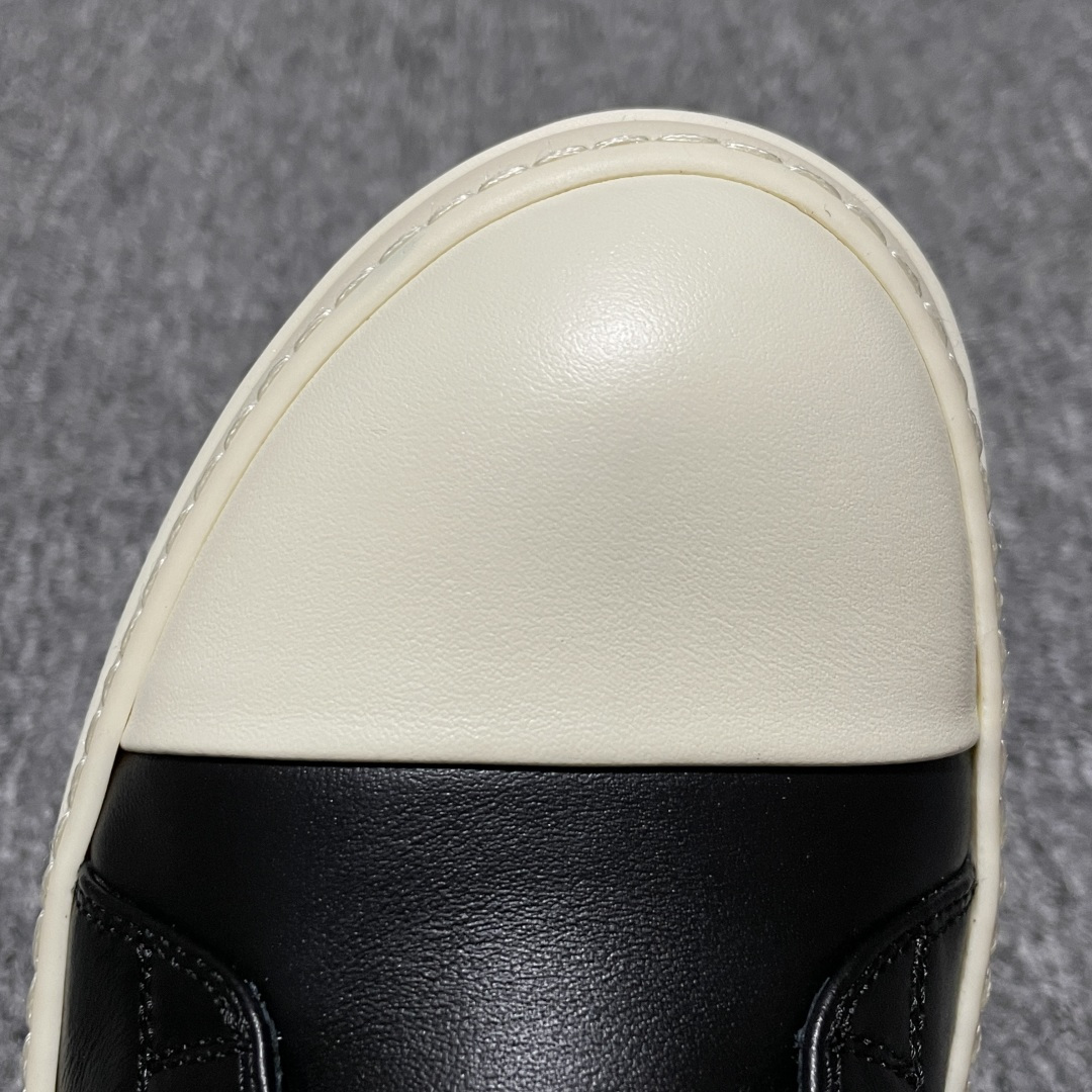图片[7]-市售最高版 New Star # Rickowens 瑞克 欧文斯 西瓜头 低帮高街休闲板鞋 真正匠心打造 欢迎各领域高端玩家拷打对比！ 市售真正最高品质 1：1还原ZP原鞋！ 历经6个月 调楦开版，纳米级还原 【面皮】进口全粒面头层小牛皮，细纳帕纹路亮面风格 【内里】进口全粒面头层小牛皮，细纳帕纹路哑光风格，自然毛孔 吸汗透气 【中底】表面层包裹全粒面小牛皮 内层中底带钢板，提升鞋子的稳定性与支撑力，有效抵抗外力变形 【鞋垫】全粒面小牛皮-透气吸汗+三层夹心泡面材质-高弹透气脚感舒适 【鞋底】独家私模TPU奶香大底 进口TPU原料耐磨、耐操、不易氧化发黄 【鞋带】定制水染 按原版织法工艺 百分比百还原 【布袋】定制定染原厂布袋 原厂刺绣工艺 布料厚实 柔软 带绒感 颜色深灰微微发绿 正确版.布料成本远高于市场版 【包装】配件包装全部按照最新版原鞋标准.另附送黑色鞋带 独家配无纺布试鞋垫 尺码：38 39 40 41 42 43 44 45 46 正码正拍-选品中心