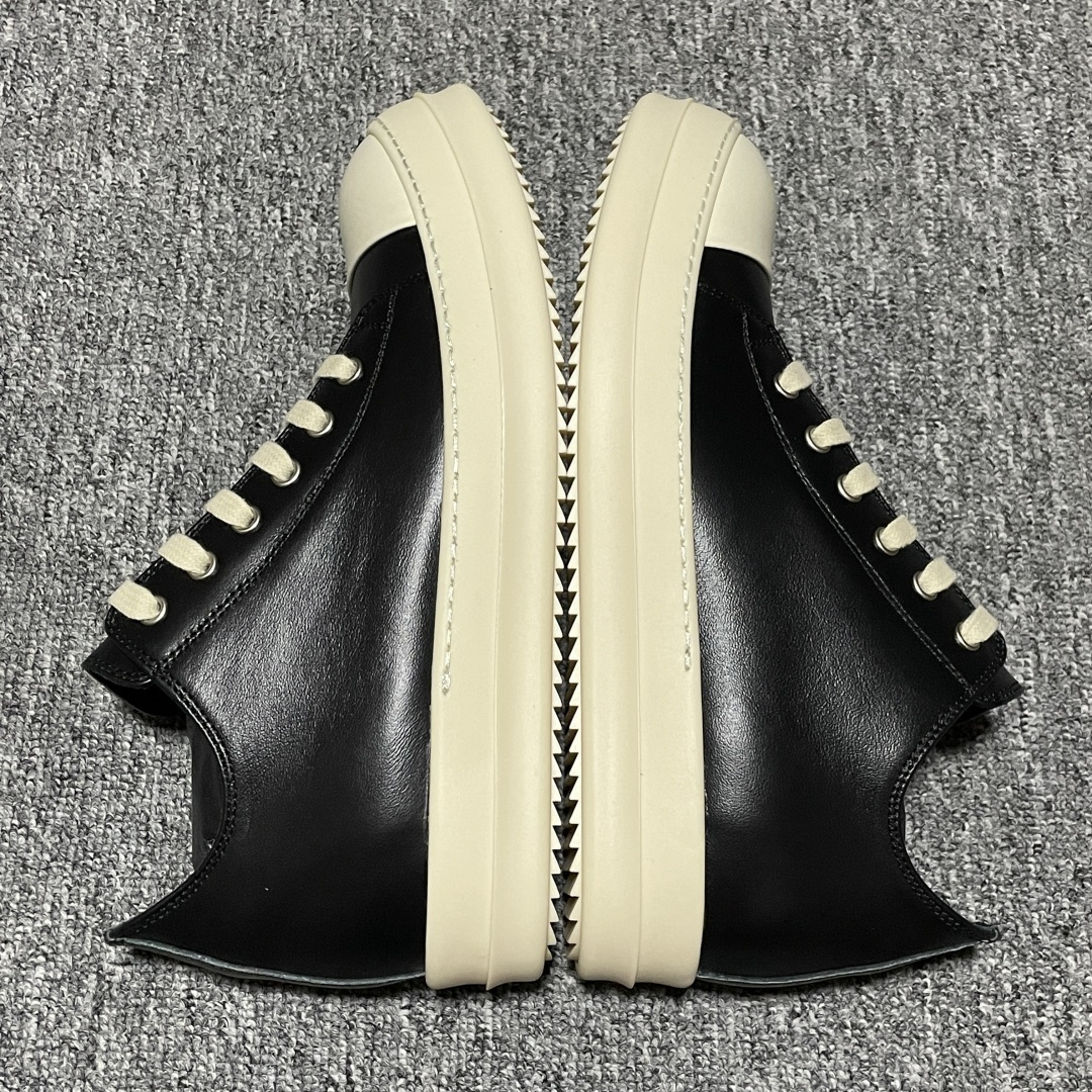 图片[5]-市售最高版 New Star # Rickowens 瑞克 欧文斯 西瓜头 低帮高街休闲板鞋 真正匠心打造 欢迎各领域高端玩家拷打对比！ 市售真正最高品质 1：1还原ZP原鞋！ 历经6个月 调楦开版，纳米级还原 【面皮】进口全粒面头层小牛皮，细纳帕纹路亮面风格 【内里】进口全粒面头层小牛皮，细纳帕纹路哑光风格，自然毛孔 吸汗透气 【中底】表面层包裹全粒面小牛皮 内层中底带钢板，提升鞋子的稳定性与支撑力，有效抵抗外力变形 【鞋垫】全粒面小牛皮-透气吸汗+三层夹心泡面材质-高弹透气脚感舒适 【鞋底】独家私模TPU奶香大底 进口TPU原料耐磨、耐操、不易氧化发黄 【鞋带】定制水染 按原版织法工艺 百分比百还原 【布袋】定制定染原厂布袋 原厂刺绣工艺 布料厚实 柔软 带绒感 颜色深灰微微发绿 正确版.布料成本远高于市场版 【包装】配件包装全部按照最新版原鞋标准.另附送黑色鞋带 独家配无纺布试鞋垫 尺码：38 39 40 41 42 43 44 45 46 正码正拍-选品中心