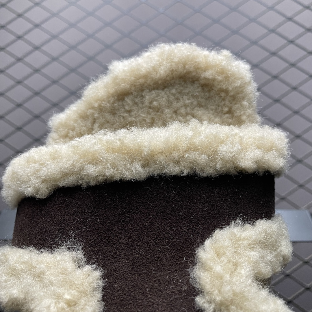 图片[7]-GG-CC 2025 路易暖茶 秋冬新款 5.5CM 厚底增高 百搭勃肯半拖鞋 这款毛毛拖采用了柔软的绒毛材质，搭配上经典的棕色设计，既温暖又充满时尚感 厚实的绒毛不仅提供了极佳的保暖效果，还让你的双脚享受极致的舒适 尺码：35 36 37 38 39 40-选品中心