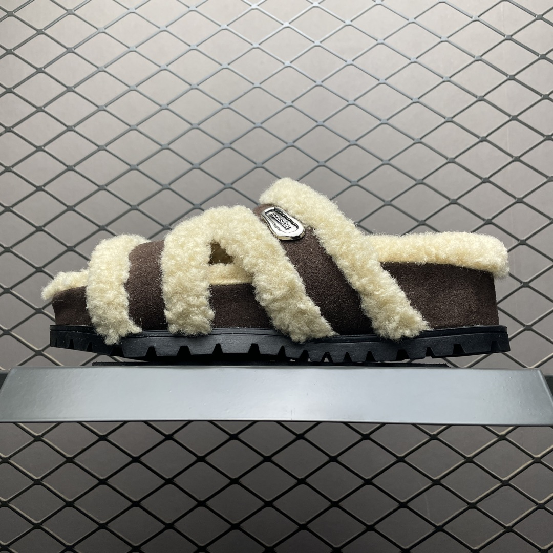 GG-CC 2025 路易暖茶 秋冬新款 5.5CM 厚底增高 百搭勃肯半拖鞋 这款毛毛拖采用了柔软的绒毛材质，搭配上经典的棕色设计，既温暖又充满时尚感 厚实的绒毛不仅提供了极佳的保暖效果，还让你的双脚享受极致的舒适 尺码：35 36 37 38 39 40-选品中心