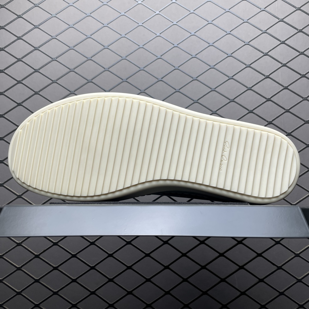 图片[5]-市售最高版 New Star # Rickowens 瑞克 欧文斯 西瓜头 低帮高街休闲板鞋 真正匠心打造 欢迎各领域高端玩家拷打对比！ 市售真正最高品质 1：1还原ZP原鞋！ 历经6个月 调楦开版，纳米级还原 【面皮】进口全粒面头层小牛皮，细纳帕纹路亮面风格 【内里】进口全粒面头层小牛皮，细纳帕纹路哑光风格，自然毛孔 吸汗透气 【中底】表面层包裹全粒面小牛皮 内层中底带钢板，提升鞋子的稳定性与支撑力，有效抵抗外力变形 【鞋垫】全粒面小牛皮-透气吸汗+三层夹心泡面材质-高弹透气脚感舒适 【鞋底】独家私模TPU奶香大底 进口TPU原料耐磨、耐操、不易氧化发黄 【鞋带】定制水染 按原版织法工艺 百分比百还原 【布袋】定制定染原厂布袋 原厂刺绣工艺 布料厚实 柔软 带绒感 颜色深灰微微发绿 正确版.布料成本远高于市场版 【包装】配件包装全部按照最新版原鞋标准.另附送黑色鞋带 独家配无纺布试鞋垫 尺码：38 39 40 41 42 43 44 45 46\”},\”commodity\”：{\”new_send_time\”：1760721730578,\”avatarFrame\”：\”-选品中心