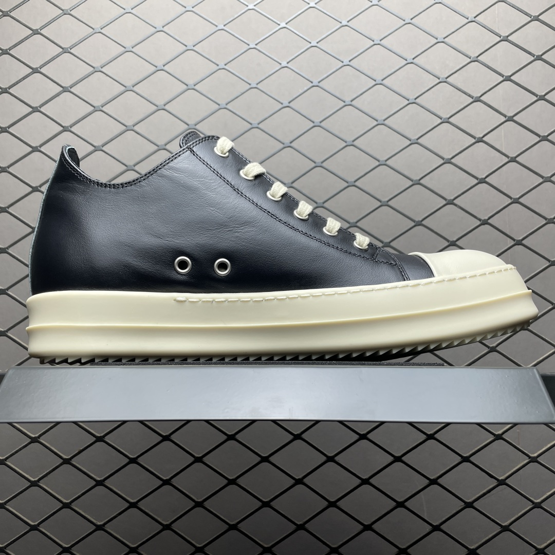 图片[3]-市售最高版 New Star # Rickowens 瑞克 欧文斯 西瓜头 低帮高街休闲板鞋 真正匠心打造 欢迎各领域高端玩家拷打对比！ 市售真正最高品质 1：1还原ZP原鞋！ 历经6个月 调楦开版，纳米级还原 【面皮】进口全粒面头层小牛皮，细纳帕纹路亮面风格 【内里】进口全粒面头层小牛皮，细纳帕纹路哑光风格，自然毛孔 吸汗透气 【中底】表面层包裹全粒面小牛皮 内层中底带钢板，提升鞋子的稳定性与支撑力，有效抵抗外力变形 【鞋垫】全粒面小牛皮-透气吸汗+三层夹心泡面材质-高弹透气脚感舒适 【鞋底】独家私模TPU奶香大底 进口TPU原料耐磨、耐操、不易氧化发黄 【鞋带】定制水染 按原版织法工艺 百分比百还原 【布袋】定制定染原厂布袋 原厂刺绣工艺 布料厚实 柔软 带绒感 颜色深灰微微发绿 正确版.布料成本远高于市场版 【包装】配件包装全部按照最新版原鞋标准.另附送黑色鞋带 独家配无纺布试鞋垫 尺码：38 39 40 41 42 43 44 45 46\”},\”commodity\”：{\”new_send_time\”：1760721730578,\”avatarFrame\”：\”-选品中心