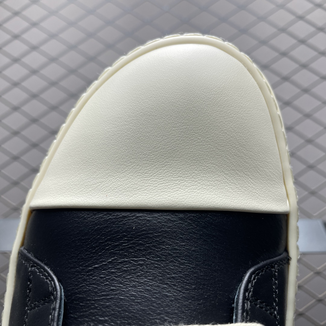 图片[7]-市售最高版 New Star # Rickowens 瑞克 欧文斯 西瓜头 低帮高街休闲板鞋 真正匠心打造 欢迎各领域高端玩家拷打对比！ 市售真正最高品质 1：1还原ZP原鞋！ 历经6个月 调楦开版，纳米级还原 【面皮】进口全粒面头层小牛皮，细纳帕纹路亮面风格 【内里】进口全粒面头层小牛皮，细纳帕纹路哑光风格，自然毛孔 吸汗透气 【中底】表面层包裹全粒面小牛皮 内层中底带钢板，提升鞋子的稳定性与支撑力，有效抵抗外力变形 【鞋垫】全粒面小牛皮-透气吸汗+三层夹心泡面材质-高弹透气脚感舒适 【鞋底】独家私模TPU奶香大底 进口TPU原料耐磨、耐操、不易氧化发黄 【鞋带】定制水染 按原版织法工艺 百分比百还原 【布袋】定制定染原厂布袋 原厂刺绣工艺 布料厚实 柔软 带绒感 颜色深灰微微发绿 正确版.布料成本远高于市场版 【包装】配件包装全部按照最新版原鞋标准.另附送黑色鞋带 独家配无纺布试鞋垫 尺码：38 39 40 41 42 43 44 45 46\”},\”commodity\”：{\”new_send_time\”：1760721730578,\”avatarFrame\”：\”-选品中心