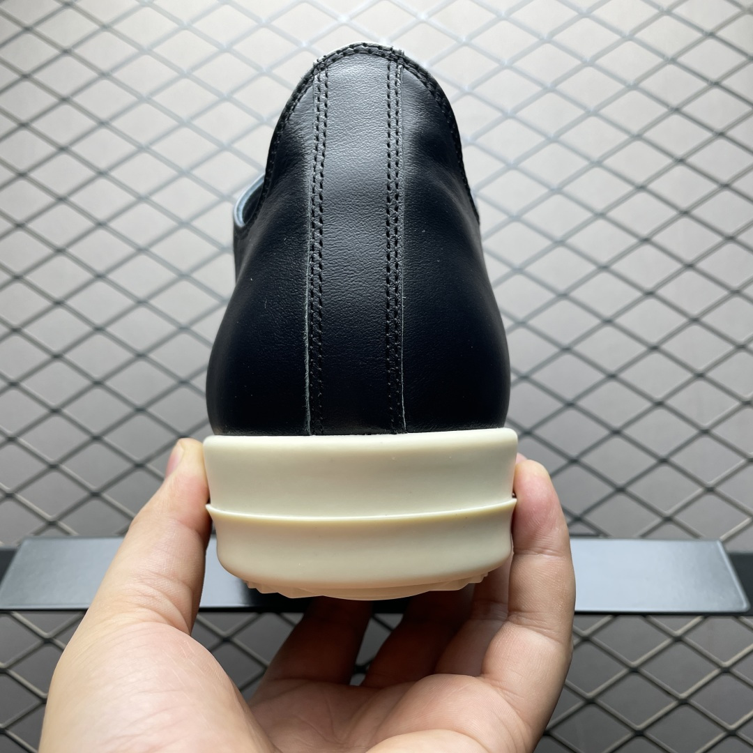 图片[2]-市售最高版 New Star # Rickowens 瑞克 欧文斯 西瓜头 低帮高街休闲板鞋 真正匠心打造 欢迎各领域高端玩家拷打对比！ 市售真正最高品质 1：1还原ZP原鞋！ 历经6个月 调楦开版，纳米级还原 【面皮】进口全粒面头层小牛皮，细纳帕纹路亮面风格 【内里】进口全粒面头层小牛皮，细纳帕纹路哑光风格，自然毛孔 吸汗透气 【中底】表面层包裹全粒面小牛皮 内层中底带钢板，提升鞋子的稳定性与支撑力，有效抵抗外力变形 【鞋垫】全粒面小牛皮-透气吸汗+三层夹心泡面材质-高弹透气脚感舒适 【鞋底】独家私模TPU奶香大底 进口TPU原料耐磨、耐操、不易氧化发黄 【鞋带】定制水染 按原版织法工艺 百分比百还原 【布袋】定制定染原厂布袋 原厂刺绣工艺 布料厚实 柔软 带绒感 颜色深灰微微发绿 正确版.布料成本远高于市场版 【包装】配件包装全部按照最新版原鞋标准.另附送黑色鞋带 独家配无纺布试鞋垫 尺码：38 39 40 41 42 43 44 45 46\”},\”commodity\”：{\”new_send_time\”：1760721730578,\”avatarFrame\”：\”-选品中心