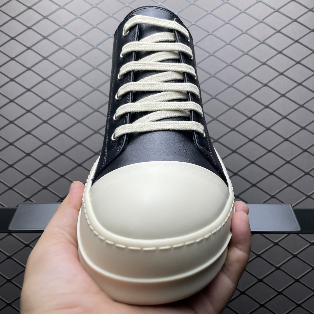 图片[9]-市售最高版 New Star # Rickowens 瑞克 欧文斯 西瓜头 低帮高街休闲板鞋 真正匠心打造 欢迎各领域高端玩家拷打对比！ 市售真正最高品质 1：1还原ZP原鞋！ 历经6个月 调楦开版，纳米级还原 【面皮】进口全粒面头层小牛皮，细纳帕纹路亮面风格 【内里】进口全粒面头层小牛皮，细纳帕纹路哑光风格，自然毛孔 吸汗透气 【中底】表面层包裹全粒面小牛皮 内层中底带钢板，提升鞋子的稳定性与支撑力，有效抵抗外力变形 【鞋垫】全粒面小牛皮-透气吸汗+三层夹心泡面材质-高弹透气脚感舒适 【鞋底】独家私模TPU奶香大底 进口TPU原料耐磨、耐操、不易氧化发黄 【鞋带】定制水染 按原版织法工艺 百分比百还原 【布袋】定制定染原厂布袋 原厂刺绣工艺 布料厚实 柔软 带绒感 颜色深灰微微发绿 正确版.布料成本远高于市场版 【包装】配件包装全部按照最新版原鞋标准.另附送黑色鞋带 独家配无纺布试鞋垫 尺码：38 39 40 41 42 43 44 45 46\”},\”commodity\”：{\”new_send_time\”：1760721730578,\”avatarFrame\”：\”-选品中心