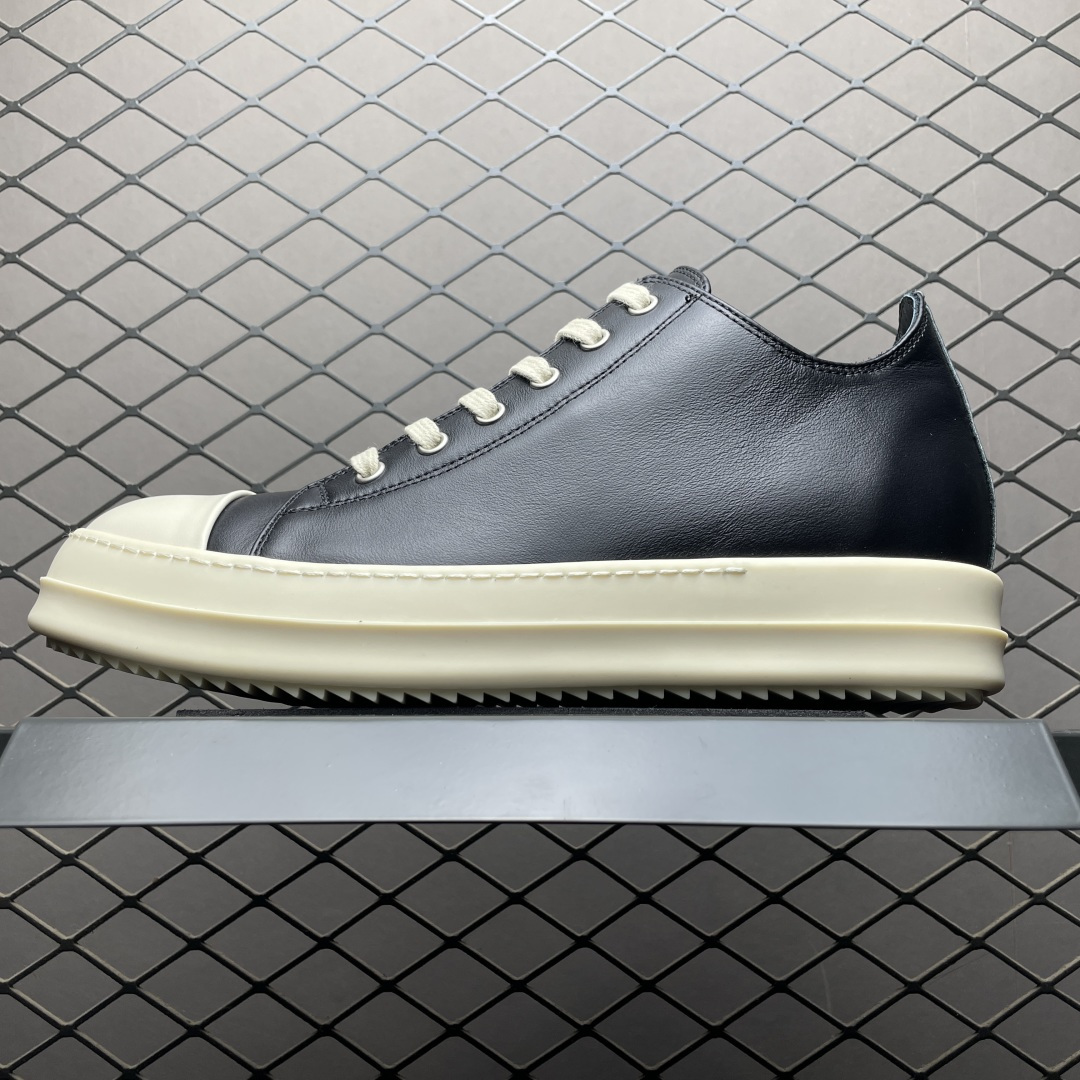 市售最高版 New Star # Rickowens 瑞克 欧文斯 西瓜头 低帮高街休闲板鞋 真正匠心打造 欢迎各领域高端玩家拷打对比！ 市售真正最高品质 1：1还原ZP原鞋！ 历经6个月 调楦开版，纳米级还原 【面皮】进口全粒面头层小牛皮，细纳帕纹路亮面风格 【内里】进口全粒面头层小牛皮，细纳帕纹路哑光风格，自然毛孔 吸汗透气 【中底】表面层包裹全粒面小牛皮 内层中底带钢板，提升鞋子的稳定性与支撑力，有效抵抗外力变形 【鞋垫】全粒面小牛皮-透气吸汗+三层夹心泡面材质-高弹透气脚感舒适 【鞋底】独家私模TPU奶香大底 进口TPU原料耐磨、耐操、不易氧化发黄 【鞋带】定制水染 按原版织法工艺 百分比百还原 【布袋】定制定染原厂布袋 原厂刺绣工艺 布料厚实 柔软 带绒感 颜色深灰微微发绿 正确版.布料成本远高于市场版 【包装】配件包装全部按照最新版原鞋标准.另附送黑色鞋带 独家配无纺布试鞋垫 尺码：38 39 40 41 42 43 44 45 46\
