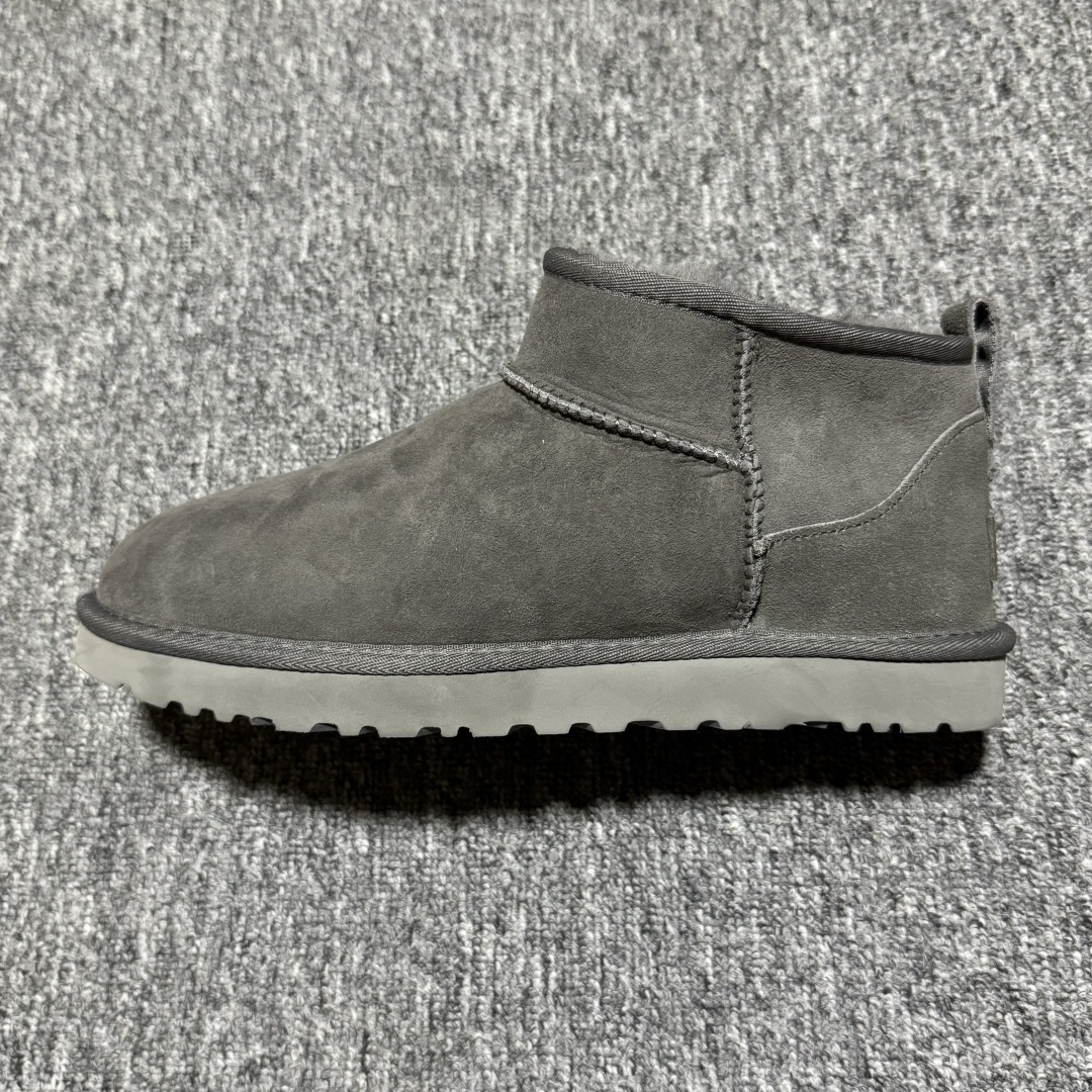 女 男平台外贸专供 UGG 中性款雪地靴 1116109 十年品牌制鞋代工厂生产线出品 注重每一处细节 隆丰A级真羊皮毛一体 完全遵循ZP工艺流程打造 尺码：35 36 37 38 39 40 41 42 42 43 44 45-选品中心