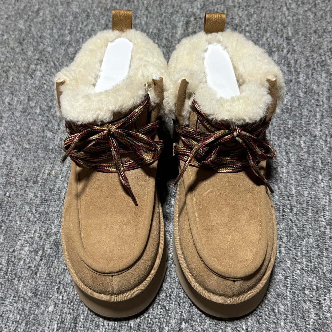 平台外贸专供 UGG 女款雪地靴 1143954 十年品牌制鞋代工厂生产线出品 注重每一处细节 隆丰A级真羊皮毛一体 完全遵循ZP工艺流程打造 尺码：35 36 37 38 39 40-选品中心