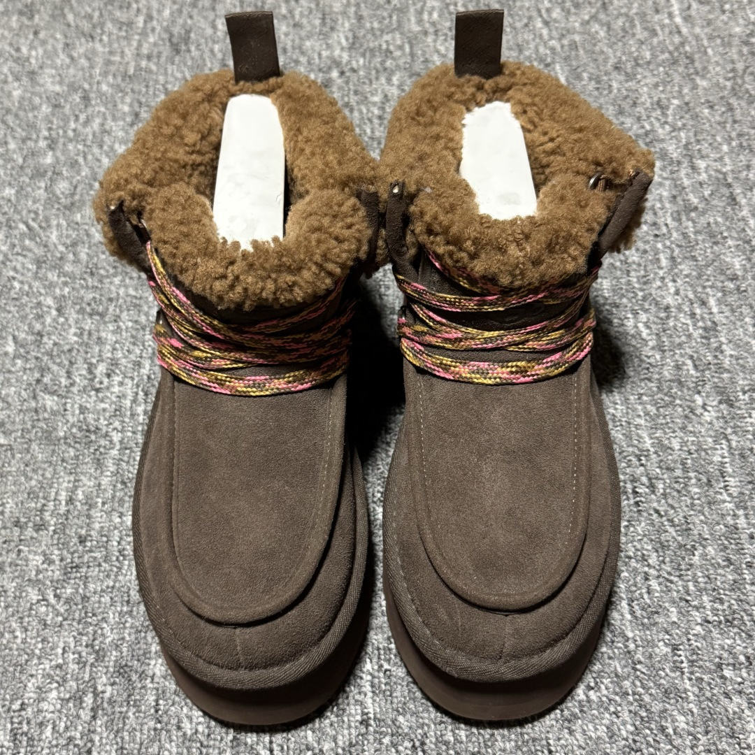 平台外贸专供 UGG 女款雪地靴 1143954 十年品牌制鞋代工厂生产线出品 注重每一处细节 隆丰A级真羊皮毛一体 完全遵循ZP工艺流程打造 尺码：35 36 37 38 39 40-选品中心