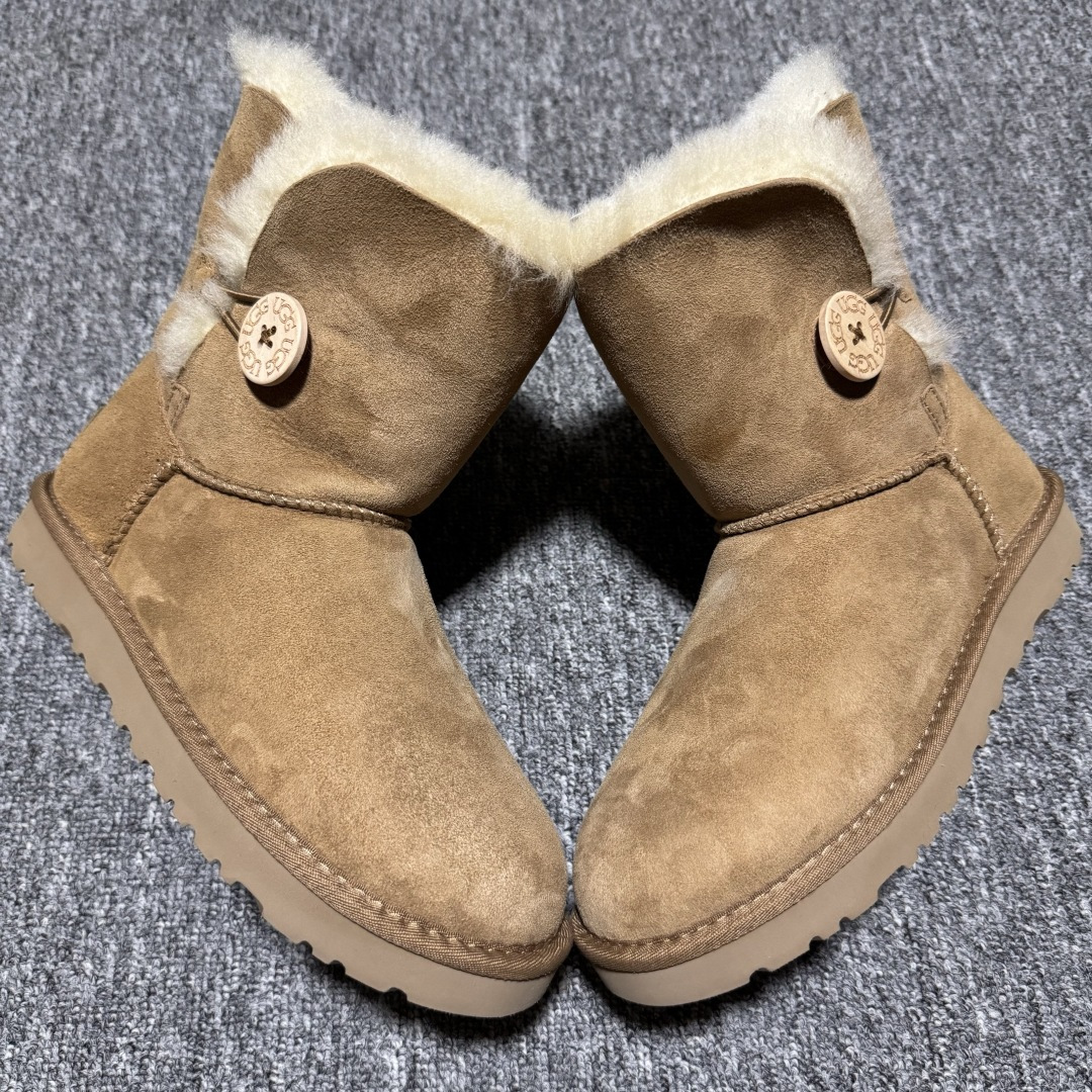 平台外贸专供 UGG 女款雪地靴 1016226 十年品牌制鞋代工厂生产线出品 注重每一处细节 隆丰A级真羊皮毛一体 完全遵循ZP工艺流程打造 尺码：35 36 37 38 39 40-选品中心