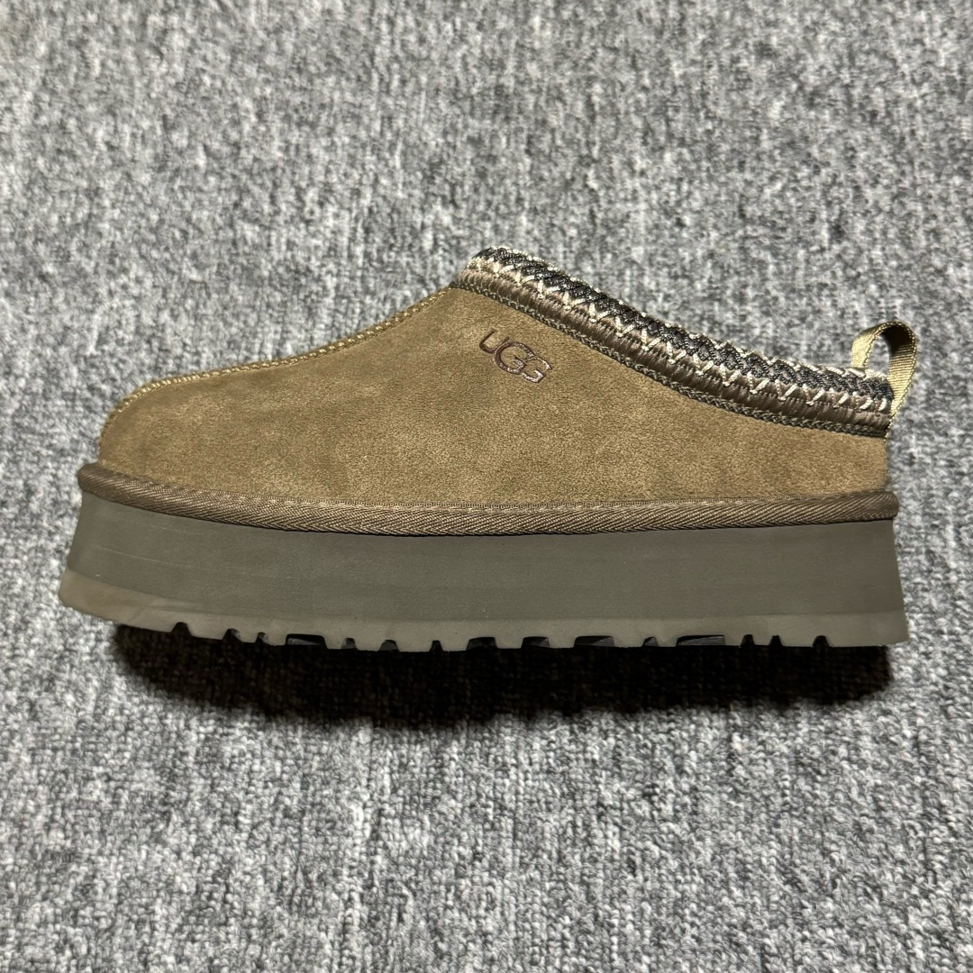 图片[4]-平台外贸专供 UGG 女款雪地靴 1122553 十年品牌制鞋代工厂生产线出品 注重每一处细节 隆丰A级真羊皮毛一体 完全遵循ZP工艺流程打造 尺码：35 36 37 38 39 40-选品中心