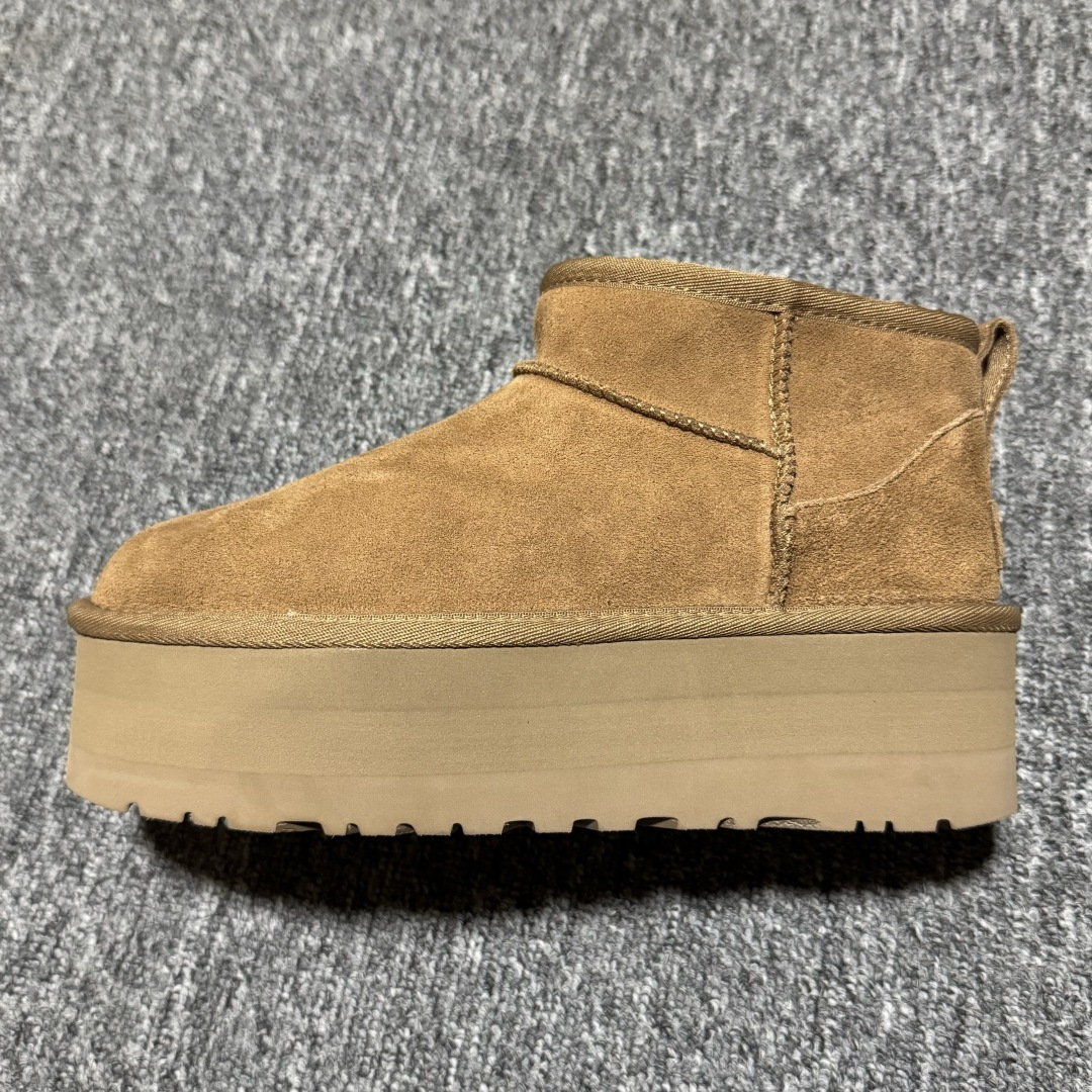 💰560   平臺外貿專供 UGG 女款雪地靴 1135092 五公分 十年品牌製鞋代工廠生產線出品 注重每一處細節 隆豐A級真羊皮毛一體 完全遵循ZP工藝流程打造 尺碼：35 36 37 38 39 40 編號： 26YDEF39
