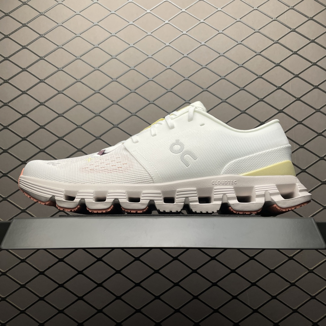 ON 昂跑 Cloud X 4 系列 鞋面采用一体成型布料 有弹性非常透气 鞋底是镂空设计 运用了CLOUDTILT专利技术 弹力十足 毫无负重感 适合日常长距离行走或者休闲旅游 跑步 尺码：36-47 含半码-选品中心