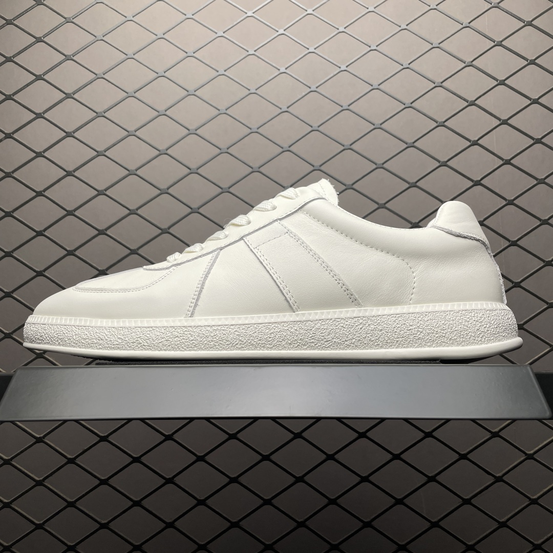 ECCO 爱步 休闲鞋 真皮系带舒适板鞋 635398 黄景瑜同款街头时尚户外系列 鞋面采用ECCO家族工艺牛皮革 纹理自然光泽 细腻柔软 独具时尚色彩 便捷简约系带设计，可自由调节松紧 贴合脚型 PU中底，橡胶大底 实力增高后跟底 抓地力强 具有良好的耐磨性 轻盈柔韧 舒适耐穿 简约设计黑武士 出街独具风采 尺码：38 39 40 41 42 43 44（皮鞋码）-选品中心