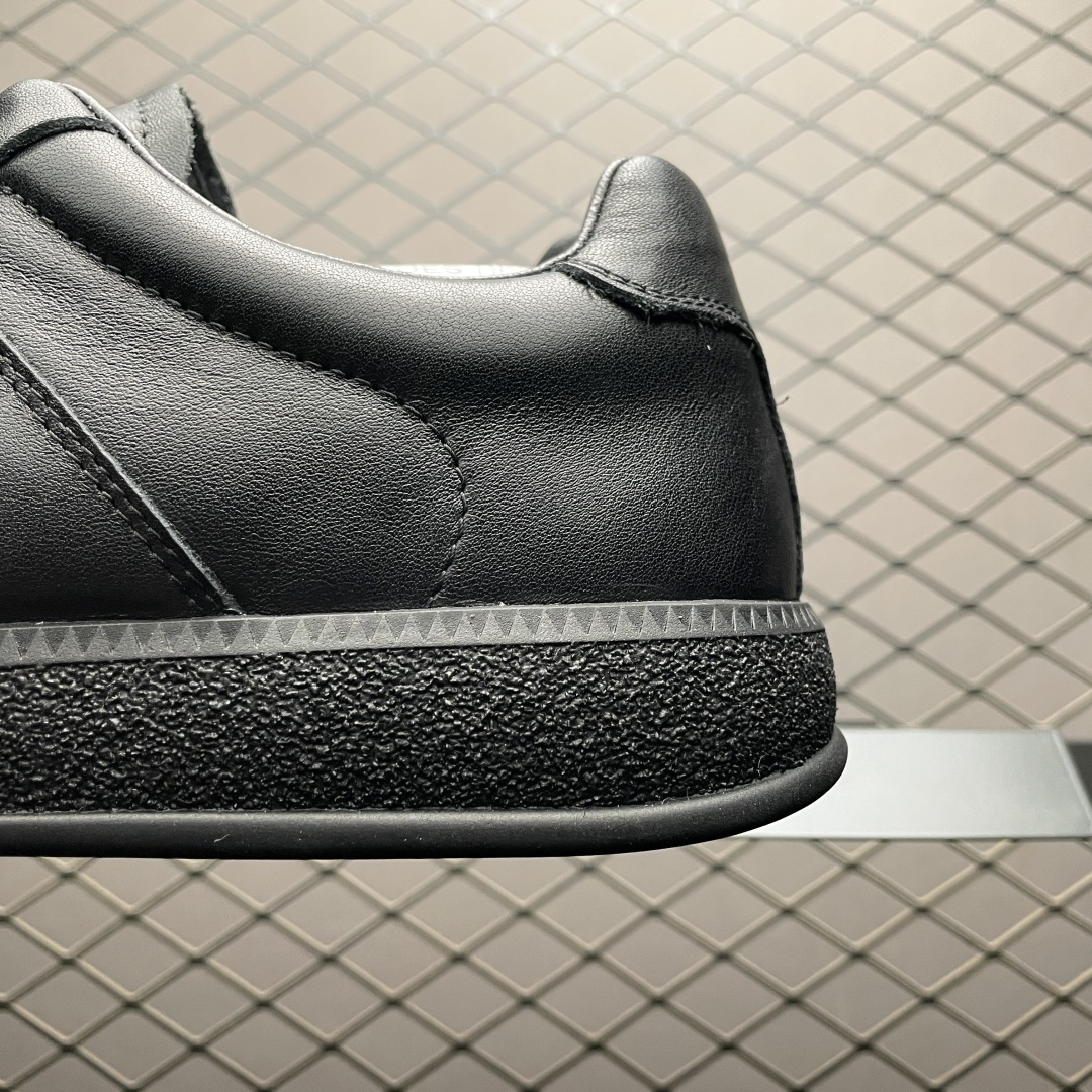 图片[4]-ECCO 爱步 休闲鞋 真皮系带舒适板鞋 635398 黄景瑜同款街头时尚户外系列 鞋面采用ECCO家族工艺牛皮革 纹理自然光泽 细腻柔软 独具时尚色彩 便捷简约系带设计，可自由调节松紧 贴合脚型 PU中底，橡胶大底 实力增高后跟底 抓地力强 具有良好的耐磨性 轻盈柔韧 舒适耐穿 简约设计黑武士 出街独具风采 尺码：38 39 40 41 42 43 44（皮鞋码）-选品中心