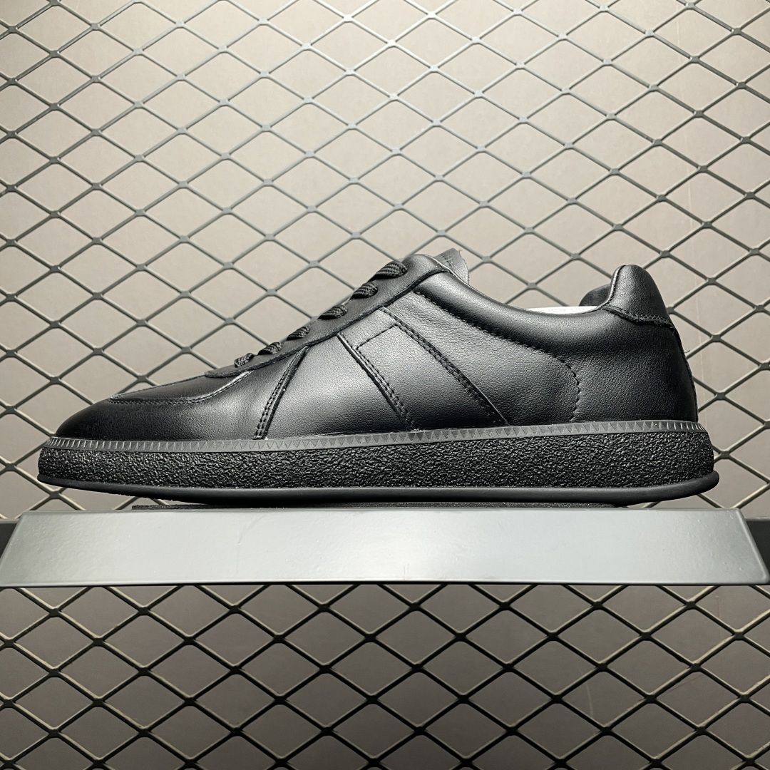 ECCO 爱步 休闲鞋 真皮系带舒适板鞋 635398 黄景瑜同款街头时尚户外系列 鞋面采用ECCO家族工艺牛皮革 纹理自然光泽 细腻柔软 独具时尚色彩 便捷简约系带设计，可自由调节松紧 贴合脚型 PU中底，橡胶大底 实力增高后跟底 抓地力强 具有良好的耐磨性 轻盈柔韧 舒适耐穿 简约设计黑武士 出街独具风采 尺码：38 39 40 41 42 43 44（皮鞋码）-选品中心