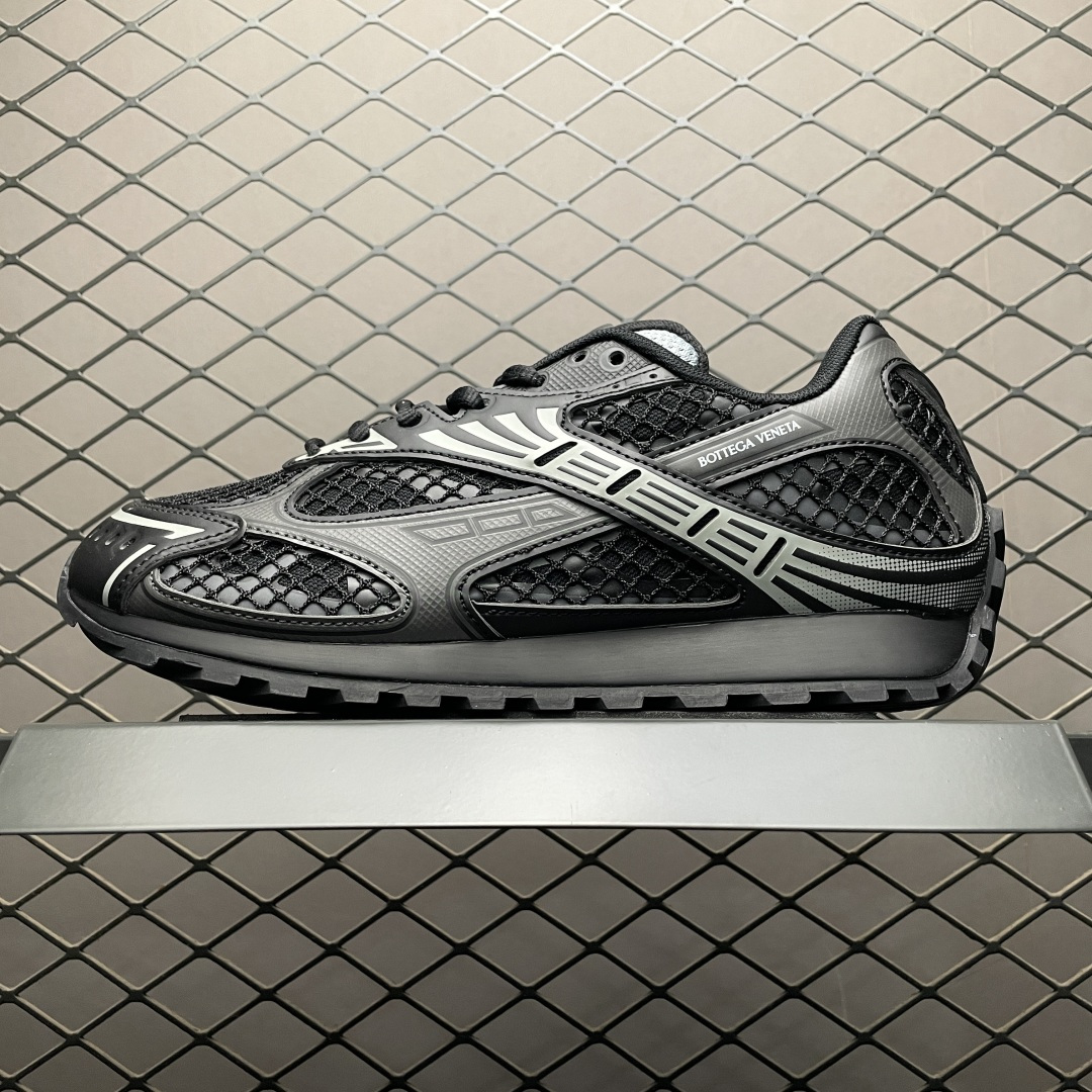 BOTTEGA VENETA BV 葆蝶家 王一博同款低帮休闲鞋 采用轻质科技网布面料 搭配几何图案设计橡胶外底 王炸系列 高版本 认准套包工艺 实际增高很多哦，还是一样显腿细非常nice 耐玩耐造 对标对版！套包鞋工艺 认准高版本 大底选用拼色TPU大底 ！配置原版包装 尺码：35 36 37 38 39 40 41 42 43 44 45-选品中心