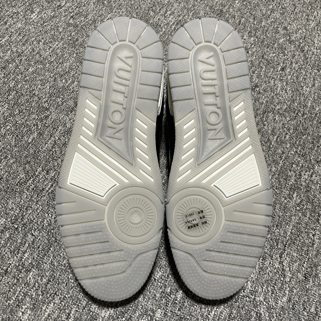 图片[3]-Louis Vuitton 路易威登 LV Trainer 低帮休闲板鞋 海淘代购同渠道品质 高端零售 外贸充正专供 原版购入开发 ZP级全套包装 完美楦型 正确卡色 大底TPU 质感媲美原版 细节与原版一致 请注意区分市面通货材 尺码：38 39 40 41 42 43 44 45 46-选品中心
