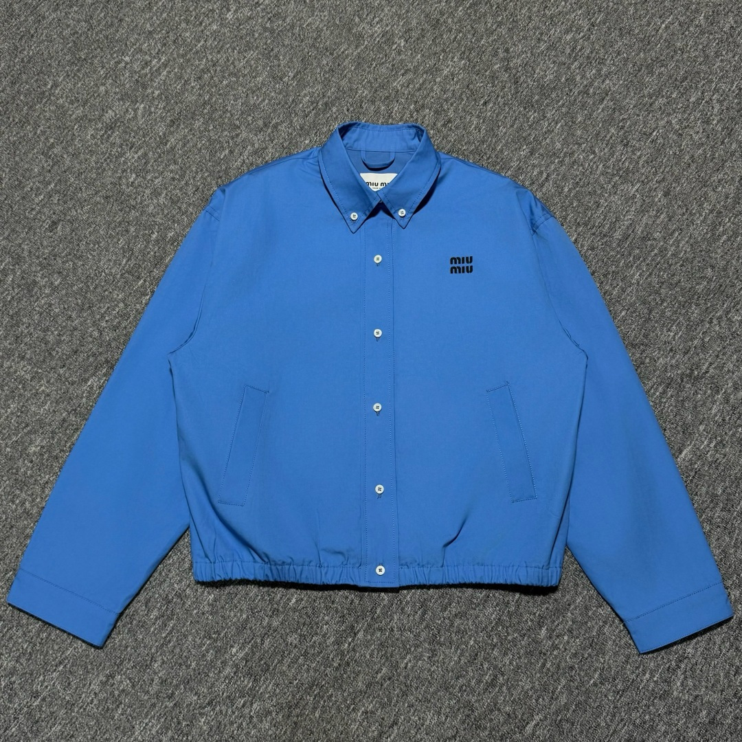 S# MiuMiu 缪缪 蓝色 丝光府绸夹克外套 真正原版购回开发打版 高端零售专供 品质保证 100%放心出街 尺码：38 40 42 44-选品中心