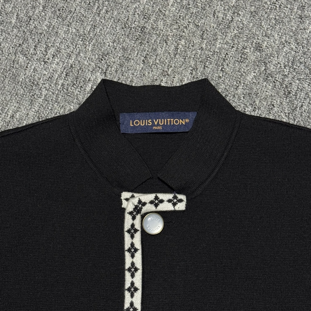 图片[2]-S# LV 学院风 羊毛针织毛衣外套 高端零售专供 真正原版开发 品质保证 100%放心出街 尺码：S M L XL-选品中心