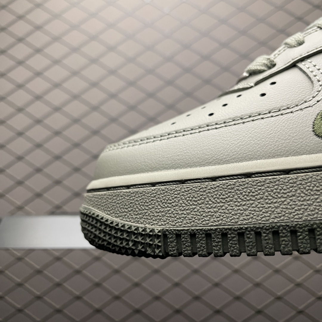 图片[6]-NK Air Force 1 Low 空军一号低帮休闲板鞋 HM9483-300 原厂冲刀皮料切割干净 无任何毛边 打造纯正空军 全掌内置蜂窝气垫 原盒配件 原厂中底钢印、拉帮完美 全套原楦原模倾力打造完美版型 尺码：36 36.5 37.5 38 38.5 39 40 40.5 41 42 42.5 43 44 44.5 45 46-选品中心