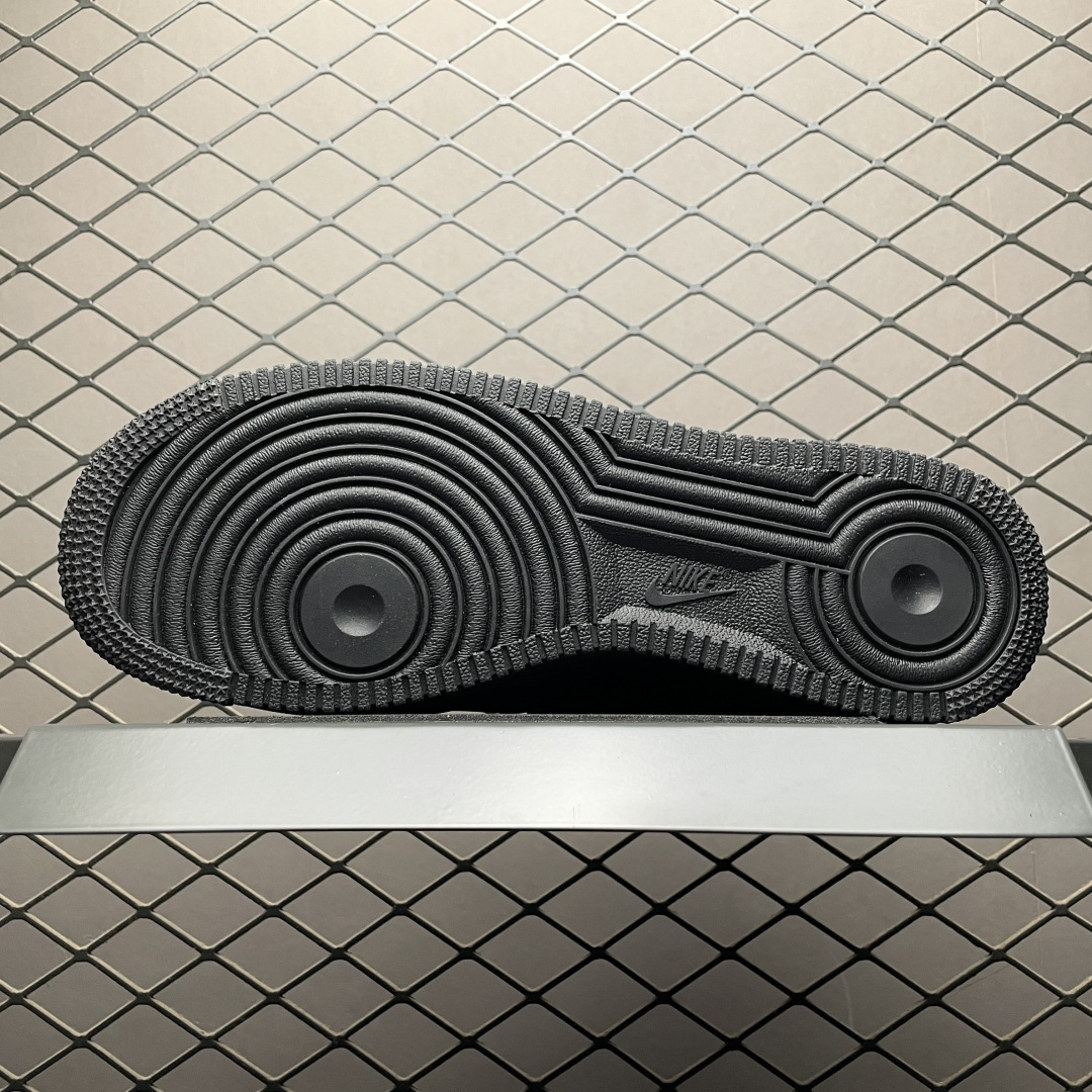 图片[5]-NK Air Force 1 Low 空军一号低帮休闲板鞋 HQ1977-001 原厂冲刀皮料切割干净 无任何毛边 打造纯正空军 全掌内置蜂窝气垫 原盒配件 原厂中底钢印、拉帮完美 全套原楦原模倾力打造完美版型 尺码：36 36.5 37.5 38 38.5 39 40 40.5 41 42 42.5 43 44 44.5 45 46-选品中心