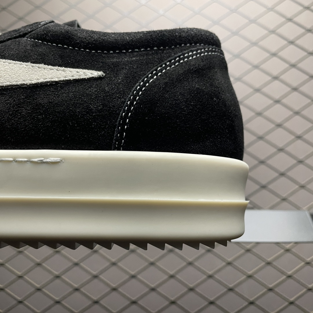 图片[4]-市售最高版 New Star # Rickowens 瑞克 欧文斯 侵权 低帮高街休闲板鞋 真正匠心打造 欢迎各领域高端玩家拷打对比！ 市售真正最高品质 1：1还原ZP原鞋！ 历经6个月 调楦开版，纳米级还原 【面皮】进口反绒牛皮 【内里】进口全粒面头层小牛皮，细纳帕纹路哑光风格，自然毛孔 吸汗透气 【中底】表面层包裹全粒面小牛皮 内层中底带钢板，提升鞋子的稳定性与支撑力，有效抵抗外力变形 【鞋垫】全粒面小牛皮-透气吸汗+三层夹心泡面材质-高弹透气脚感舒适 【鞋底】独家私模TPU奶香大底 进口TPU原料耐磨、耐操、不易氧化发黄 【鞋带】定制水染 按原版织法工艺 百分比百还原 【布袋】定制定染原厂布袋 原厂刺绣工艺 布料厚实 柔软 带绒感 颜色深灰微微发绿 正确版.布料成本远高于市场版 【包装】配件包装全部按照最新版原鞋标准.另附送黑色鞋带 独家配无纺布试鞋垫 尺码：38 39 40 41 42 43 44 45 46-选品中心