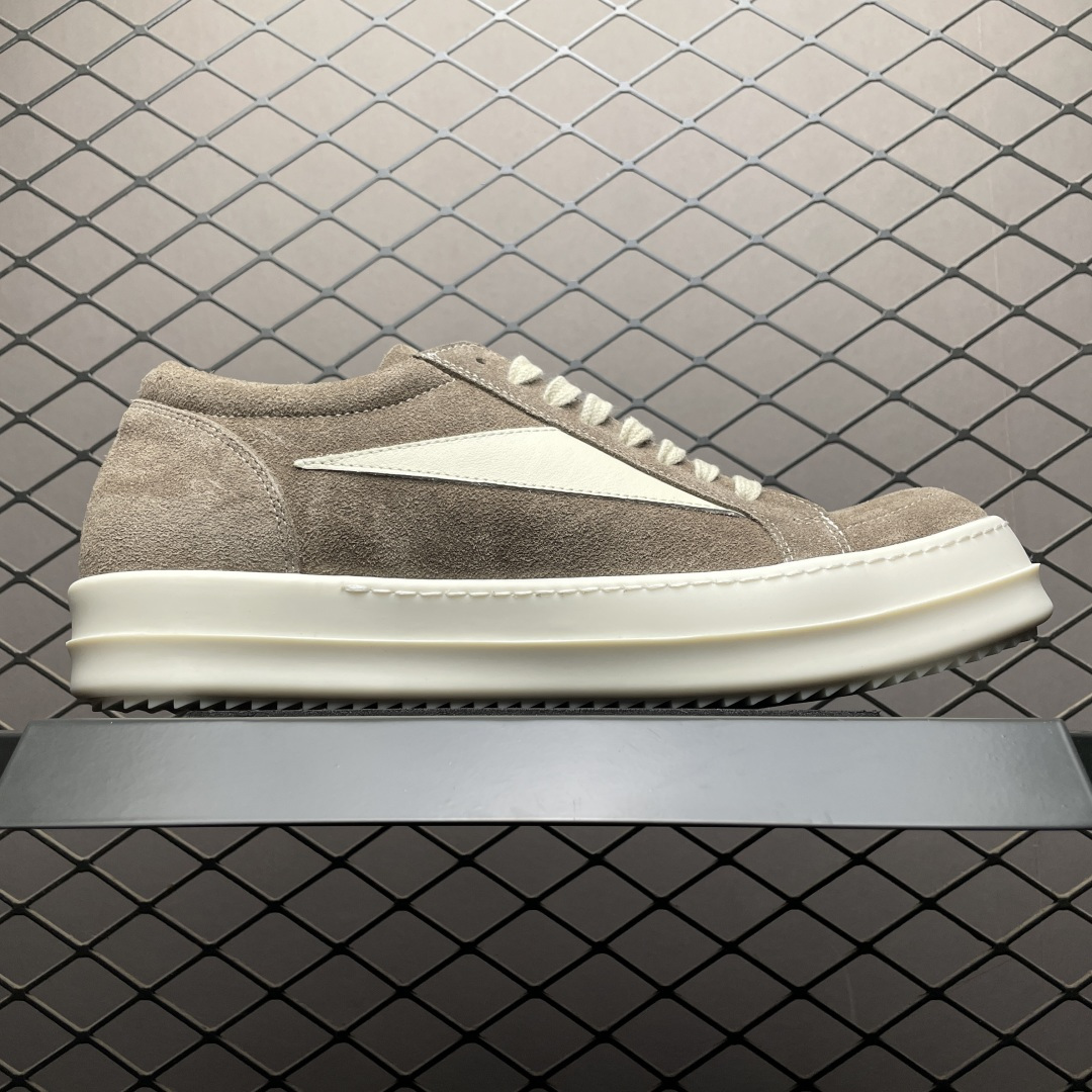 图片[3]-市售最高版 New Star # Rickowens 瑞克 欧文斯 侵权 低帮高街休闲板鞋 真正匠心打造 欢迎各领域高端玩家拷打对比！ 市售真正最高品质 1：1还原ZP原鞋！ 历经6个月 调楦开版，纳米级还原 【面皮】进口反绒牛皮 【内里】进口全粒面头层小牛皮，细纳帕纹路哑光风格，自然毛孔 吸汗透气 【中底】表面层包裹全粒面小牛皮 内层中底带钢板，提升鞋子的稳定性与支撑力，有效抵抗外力变形 【鞋垫】全粒面小牛皮-透气吸汗+三层夹心泡面材质-高弹透气脚感舒适 【鞋底】独家私模TPU奶香大底 进口TPU原料耐磨、耐操、不易氧化发黄 【鞋带】定制水染 按原版织法工艺 百分比百还原 【布袋】定制定染原厂布袋 原厂刺绣工艺 布料厚实 柔软 带绒感 颜色深灰微微发绿 正确版.布料成本远高于市场版 【包装】配件包装全部按照最新版原鞋标准.另附送黑色鞋带 独家配无纺布试鞋垫 尺码：38 39 40 41 42 43 44 45 46-选品中心