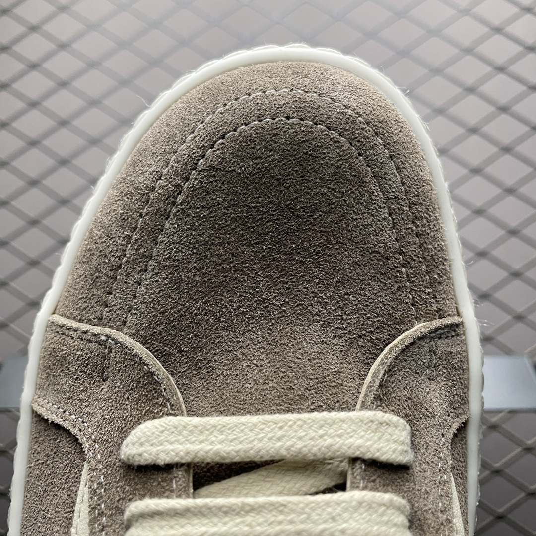 图片[7]-市售最高版 New Star # Rickowens 瑞克 欧文斯 侵权 低帮高街休闲板鞋 真正匠心打造 欢迎各领域高端玩家拷打对比！ 市售真正最高品质 1：1还原ZP原鞋！ 历经6个月 调楦开版，纳米级还原 【面皮】进口反绒牛皮 【内里】进口全粒面头层小牛皮，细纳帕纹路哑光风格，自然毛孔 吸汗透气 【中底】表面层包裹全粒面小牛皮 内层中底带钢板，提升鞋子的稳定性与支撑力，有效抵抗外力变形 【鞋垫】全粒面小牛皮-透气吸汗+三层夹心泡面材质-高弹透气脚感舒适 【鞋底】独家私模TPU奶香大底 进口TPU原料耐磨、耐操、不易氧化发黄 【鞋带】定制水染 按原版织法工艺 百分比百还原 【布袋】定制定染原厂布袋 原厂刺绣工艺 布料厚实 柔软 带绒感 颜色深灰微微发绿 正确版.布料成本远高于市场版 【包装】配件包装全部按照最新版原鞋标准.另附送黑色鞋带 独家配无纺布试鞋垫 尺码：38 39 40 41 42 43 44 45 46-选品中心