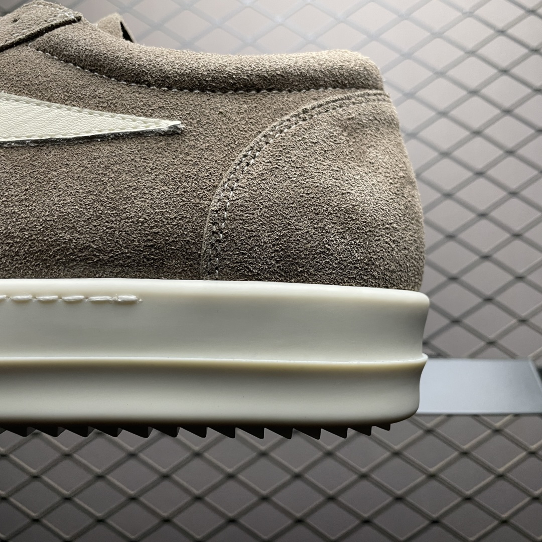 图片[4]-市售最高版 New Star # Rickowens 瑞克 欧文斯 侵权 低帮高街休闲板鞋 真正匠心打造 欢迎各领域高端玩家拷打对比！ 市售真正最高品质 1：1还原ZP原鞋！ 历经6个月 调楦开版，纳米级还原 【面皮】进口反绒牛皮 【内里】进口全粒面头层小牛皮，细纳帕纹路哑光风格，自然毛孔 吸汗透气 【中底】表面层包裹全粒面小牛皮 内层中底带钢板，提升鞋子的稳定性与支撑力，有效抵抗外力变形 【鞋垫】全粒面小牛皮-透气吸汗+三层夹心泡面材质-高弹透气脚感舒适 【鞋底】独家私模TPU奶香大底 进口TPU原料耐磨、耐操、不易氧化发黄 【鞋带】定制水染 按原版织法工艺 百分比百还原 【布袋】定制定染原厂布袋 原厂刺绣工艺 布料厚实 柔软 带绒感 颜色深灰微微发绿 正确版.布料成本远高于市场版 【包装】配件包装全部按照最新版原鞋标准.另附送黑色鞋带 独家配无纺布试鞋垫 尺码：38 39 40 41 42 43 44 45 46-选品中心