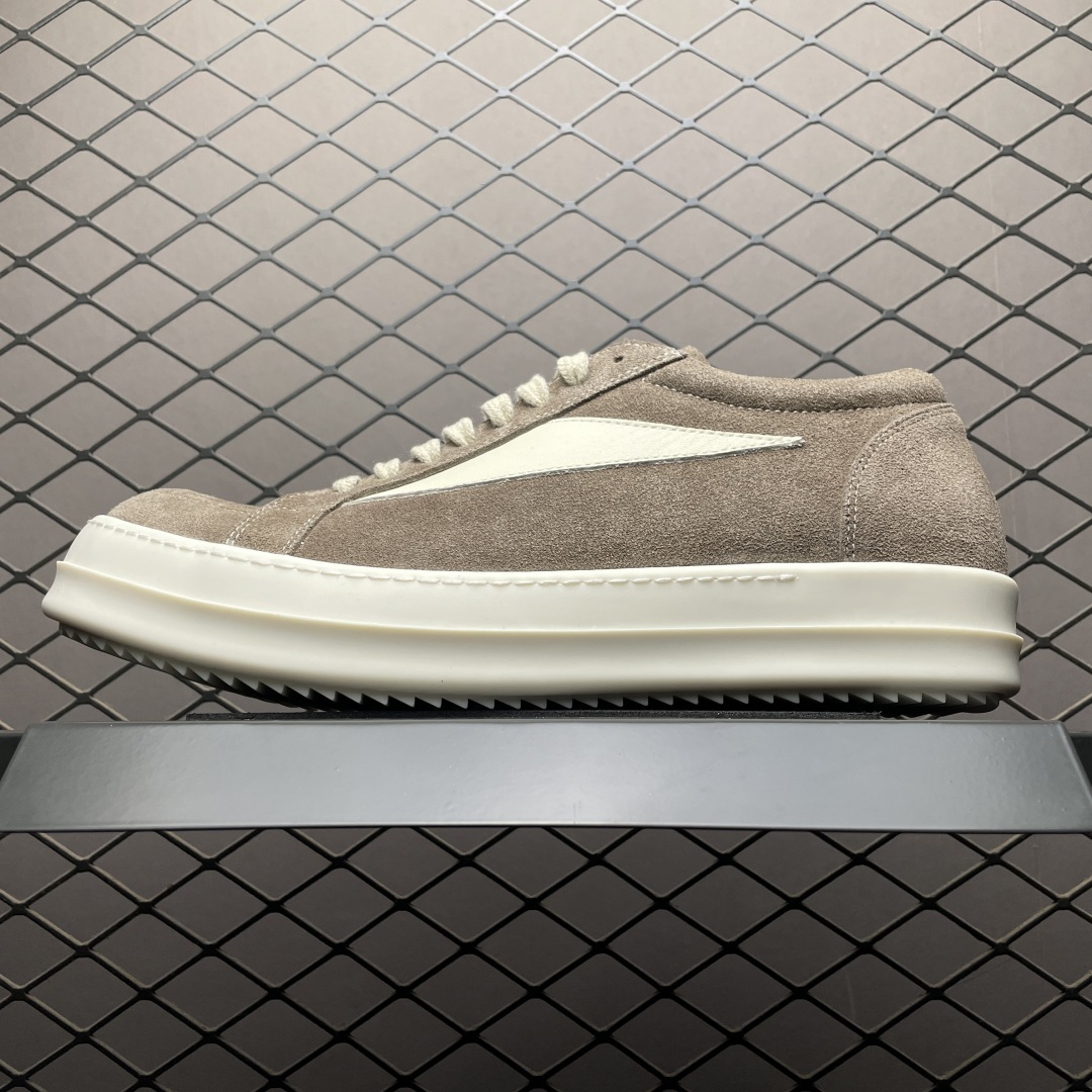 市售最高版 New Star # Rickowens 瑞克 欧文斯 侵权 低帮高街休闲板鞋 真正匠心打造 欢迎各领域高端玩家拷打对比！ 市售真正最高品质 1：1还原ZP原鞋！ 历经6个月 调楦开版，纳米级还原 【面皮】进口反绒牛皮 【内里】进口全粒面头层小牛皮，细纳帕纹路哑光风格，自然毛孔 吸汗透气 【中底】表面层包裹全粒面小牛皮 内层中底带钢板，提升鞋子的稳定性与支撑力，有效抵抗外力变形 【鞋垫】全粒面小牛皮-透气吸汗+三层夹心泡面材质-高弹透气脚感舒适 【鞋底】独家私模TPU奶香大底 进口TPU原料耐磨、耐操、不易氧化发黄 【鞋带】定制水染 按原版织法工艺 百分比百还原 【布袋】定制定染原厂布袋 原厂刺绣工艺 布料厚实 柔软 带绒感 颜色深灰微微发绿 正确版.布料成本远高于市场版 【包装】配件包装全部按照最新版原鞋标准.另附送黑色鞋带 独家配无纺布试鞋垫 尺码：38 39 40 41 42 43 44 45 46-选品中心