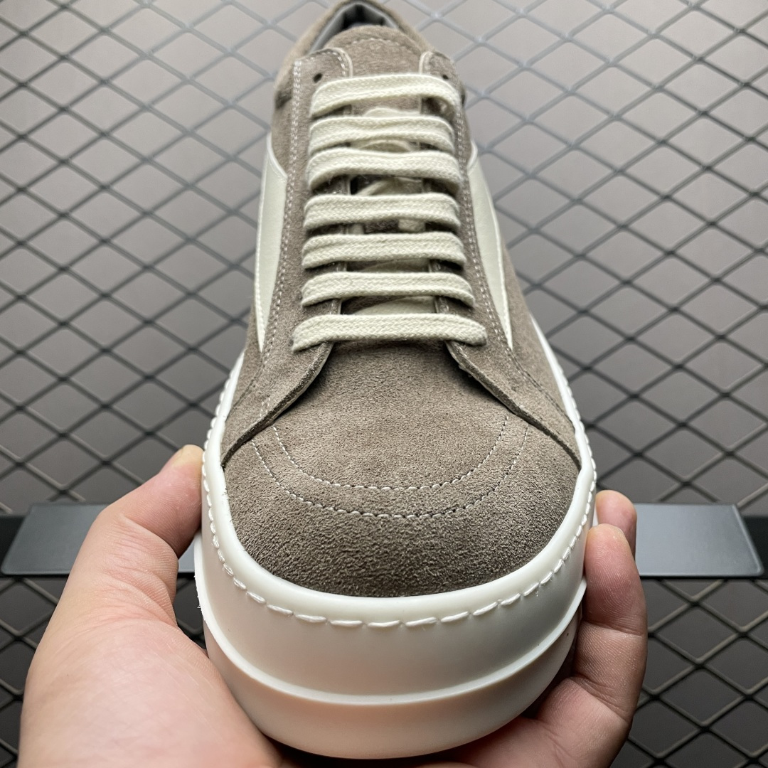 图片[9]-市售最高版 New Star # Rickowens 瑞克 欧文斯 侵权 低帮高街休闲板鞋 真正匠心打造 欢迎各领域高端玩家拷打对比！ 市售真正最高品质 1：1还原ZP原鞋！ 历经6个月 调楦开版，纳米级还原 【面皮】进口反绒牛皮 【内里】进口全粒面头层小牛皮，细纳帕纹路哑光风格，自然毛孔 吸汗透气 【中底】表面层包裹全粒面小牛皮 内层中底带钢板，提升鞋子的稳定性与支撑力，有效抵抗外力变形 【鞋垫】全粒面小牛皮-透气吸汗+三层夹心泡面材质-高弹透气脚感舒适 【鞋底】独家私模TPU奶香大底 进口TPU原料耐磨、耐操、不易氧化发黄 【鞋带】定制水染 按原版织法工艺 百分比百还原 【布袋】定制定染原厂布袋 原厂刺绣工艺 布料厚实 柔软 带绒感 颜色深灰微微发绿 正确版.布料成本远高于市场版 【包装】配件包装全部按照最新版原鞋标准.另附送黑色鞋带 独家配无纺布试鞋垫 尺码：38 39 40 41 42 43 44 45 46-选品中心