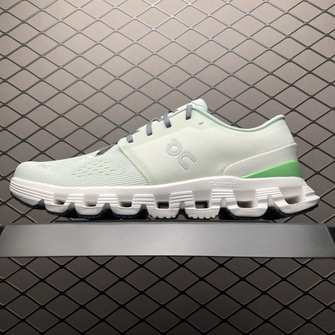 ON 昂跑 Cloud X 4 系列 鞋面采用一体成型布料 有弹性非常透气 鞋底是镂空设计 运用了CLOUDTILT专利技术 弹力十足 毫无负重感 适合日常长距离行走或者休闲旅游 跑步 尺码：36-47 含半码-选品中心