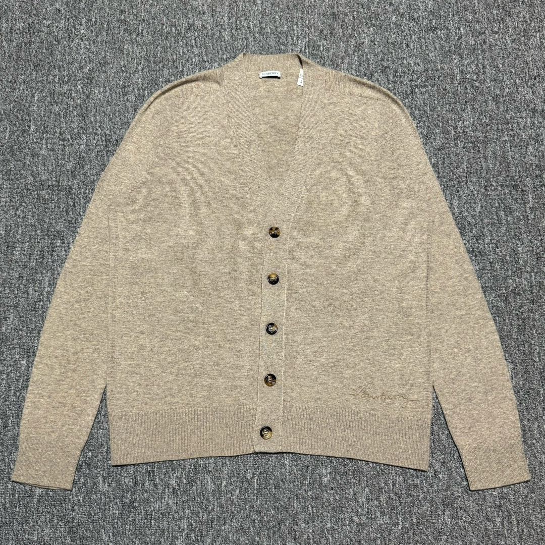 S# BBR 巴宝莉 下摆签名款 老钱风 羊绒开衫毛衣 真正原版购回开发打版 高端零售专供 品质保证 100%放心出街 尺码：S M L XL-选品中心